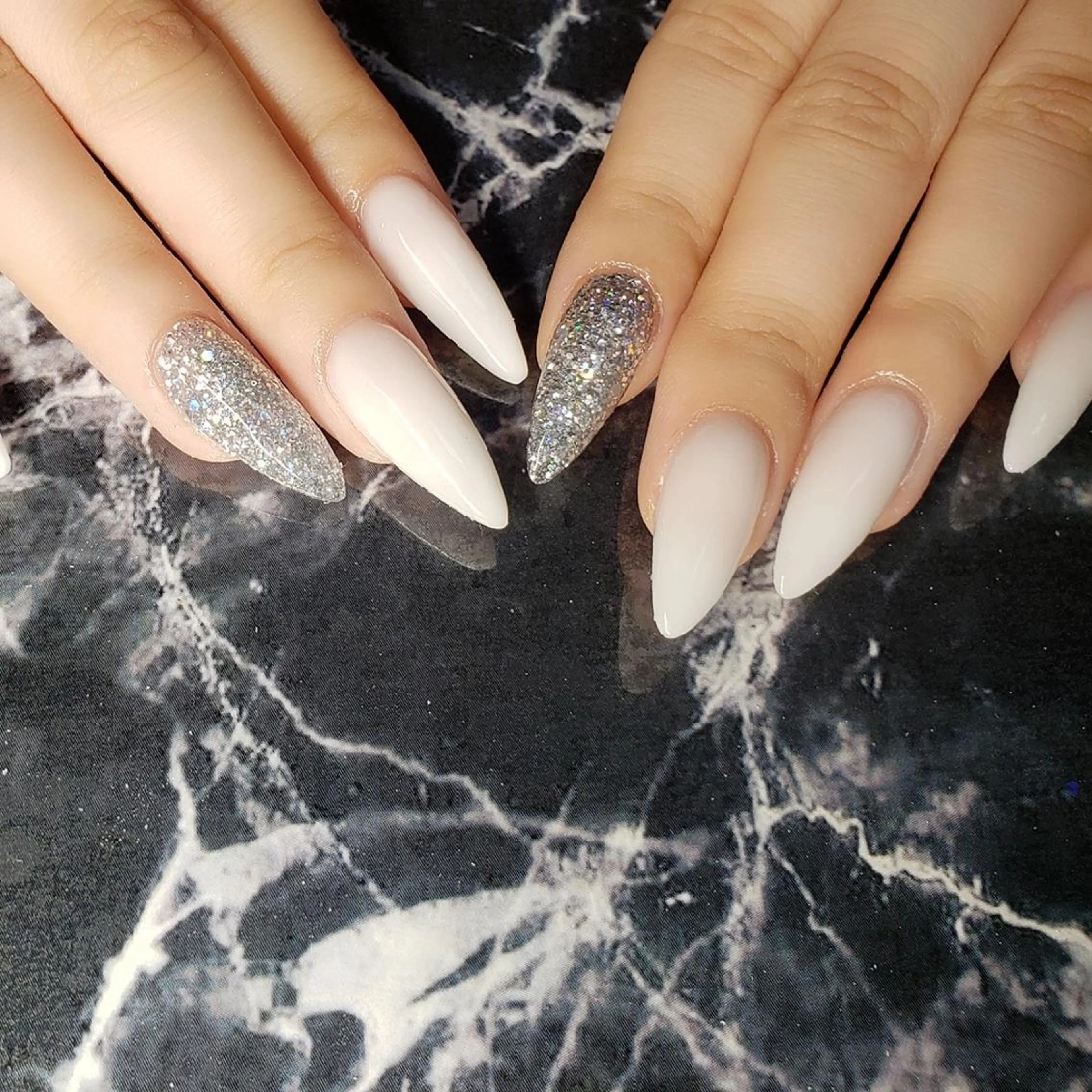 ミディアム ハンドネイル クロキ 。のネイルデザイン