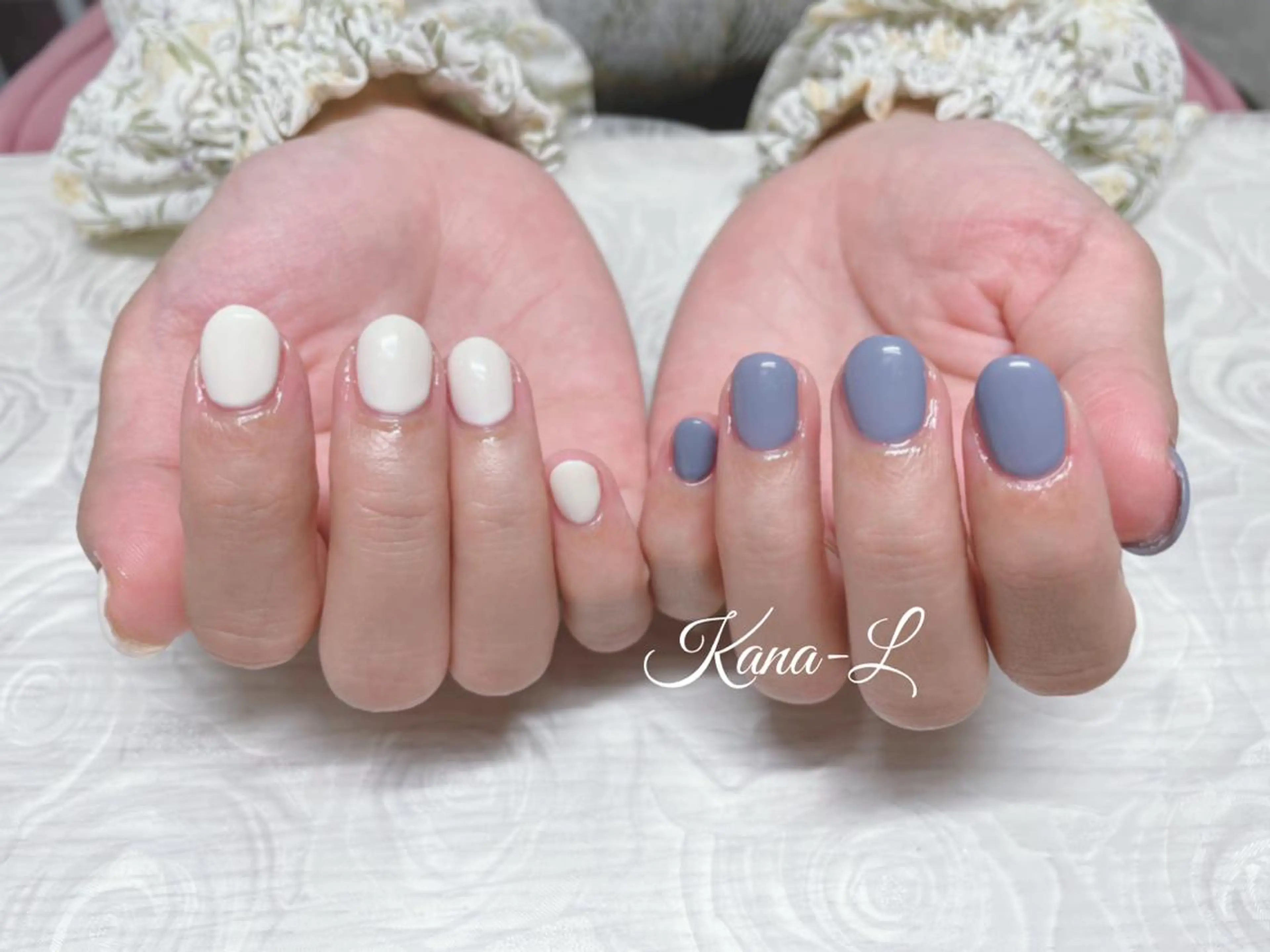 カラー ネイル ブルーカラー ブルー ワンカラーネイル ホワイト 芦辺 香奈のネイルデザイン