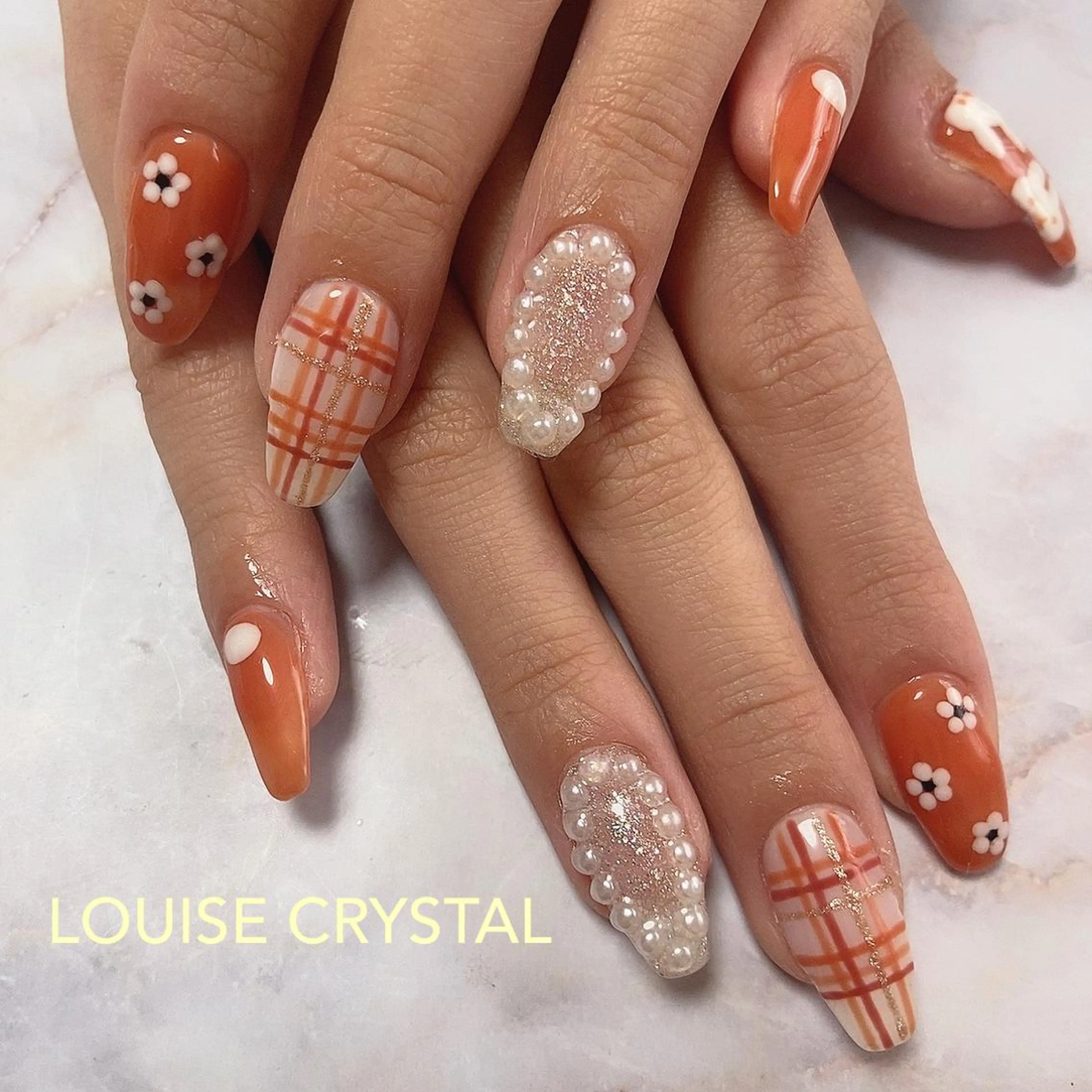 ネイル LOUISE CRYSTALのネイルデザイン