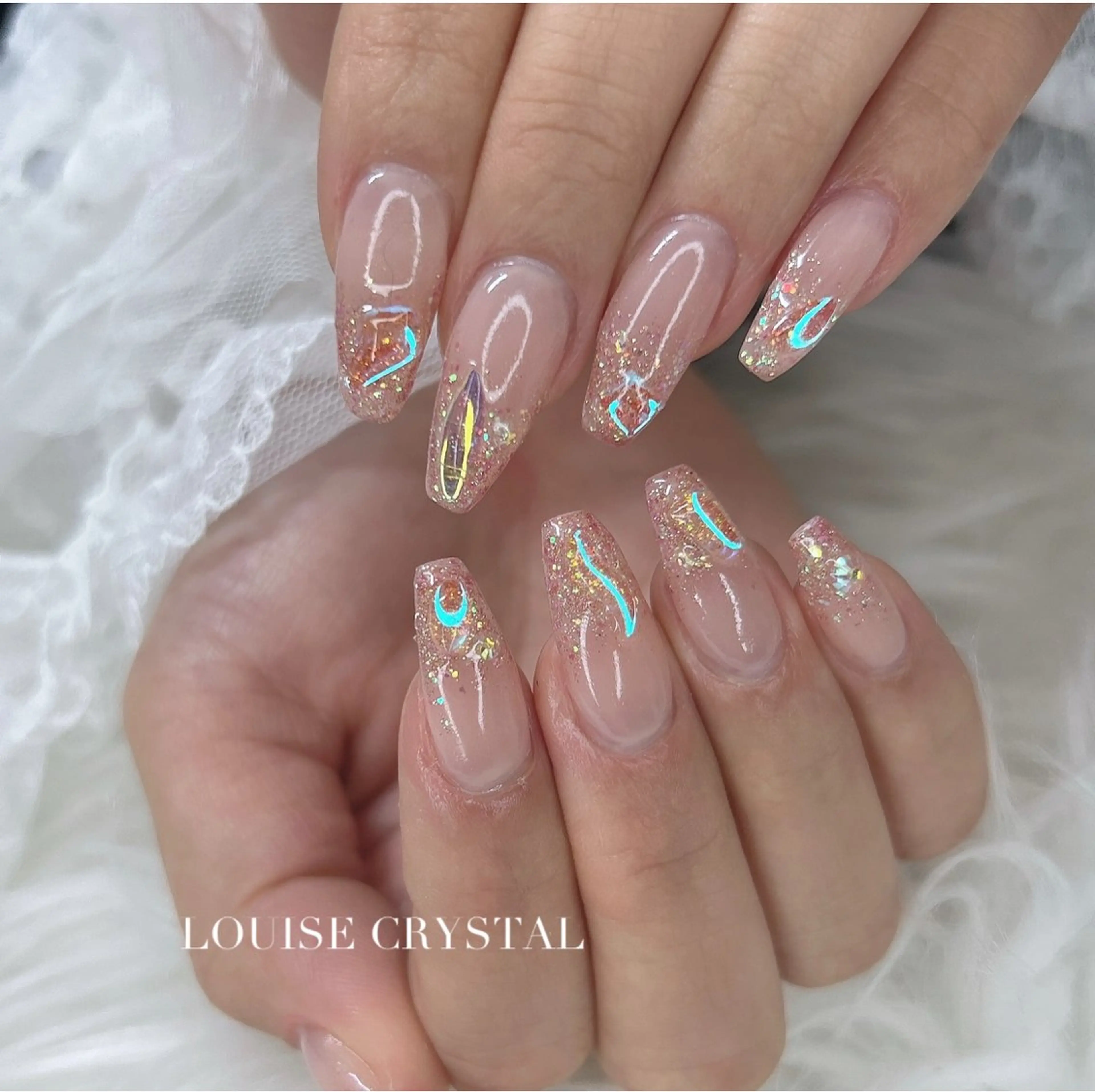 ネイル ハンドネイル LOUISE CRYSTALのネイルデザイン