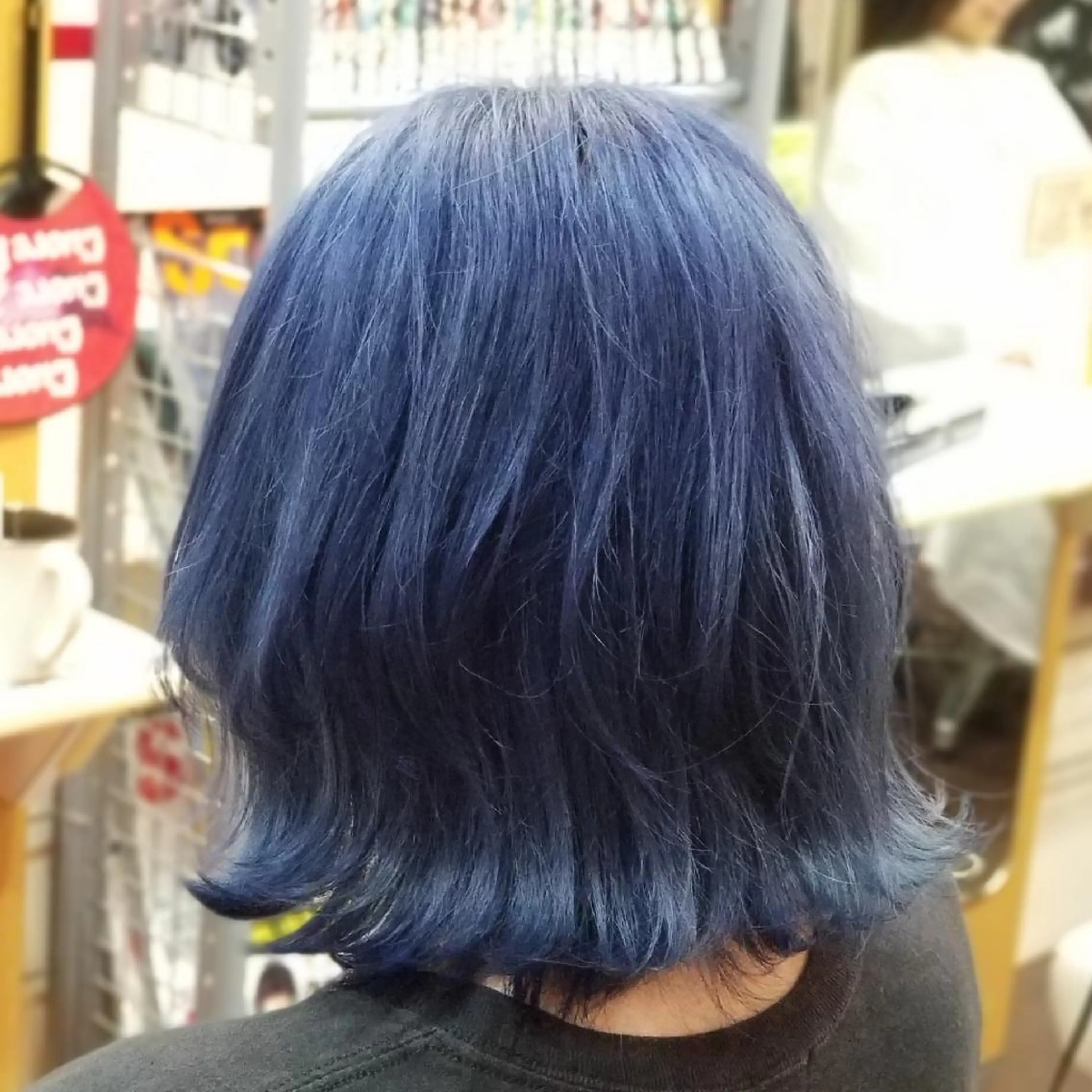 ミディアム カラー ブリーチ ブルーカラー 外ハネヘア ウルフカット ヘアカラー 植田 /エクステ /ブリーチ/髪質改善のヘアスタイル