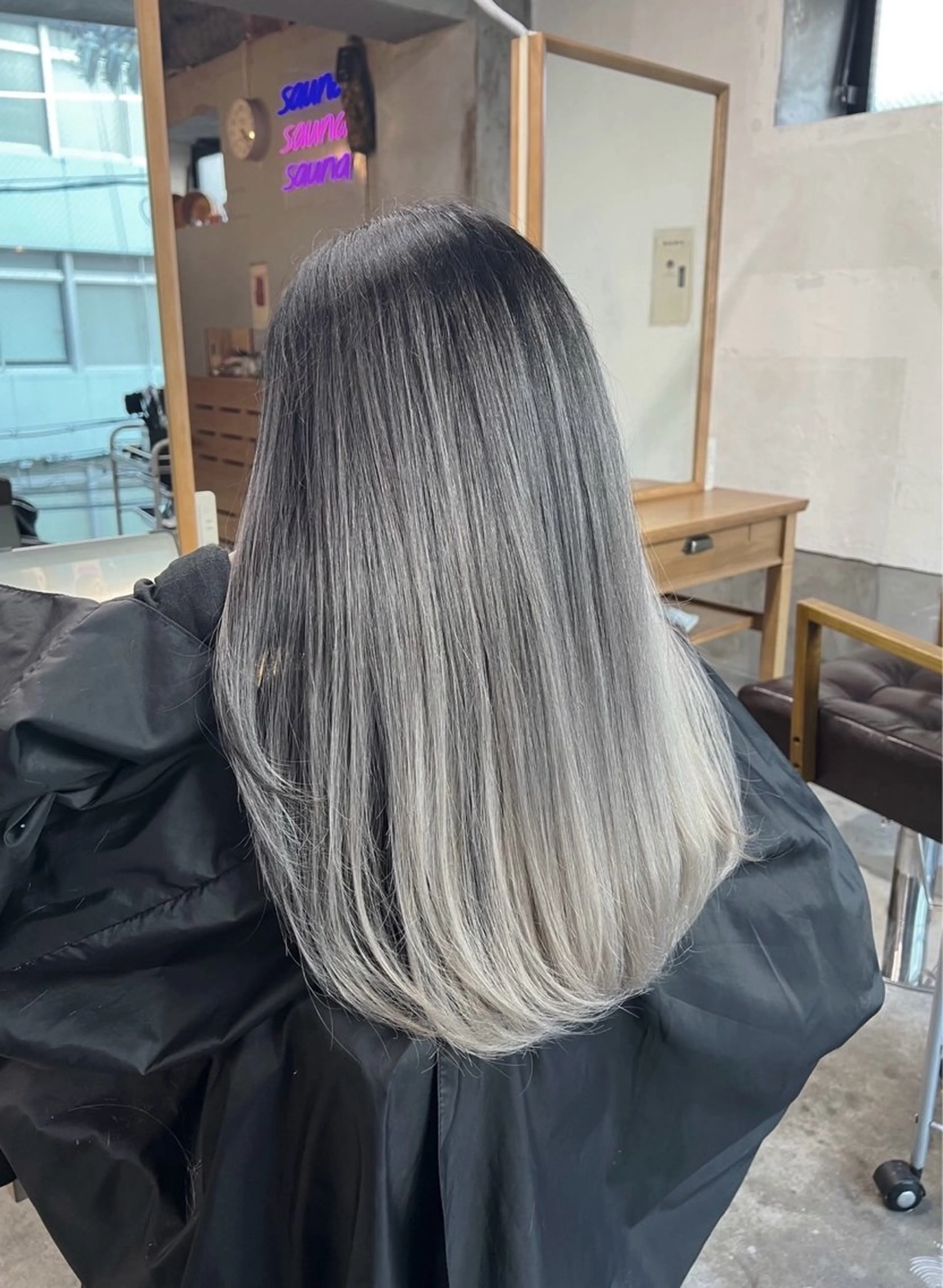 ロング カラー バレイヤージュ シルバー ホワイトシルバー レイヤーカット ヘアカラー トリートメント ROBIN所属・指名数No.1 /NAOYAのヘアスタイル