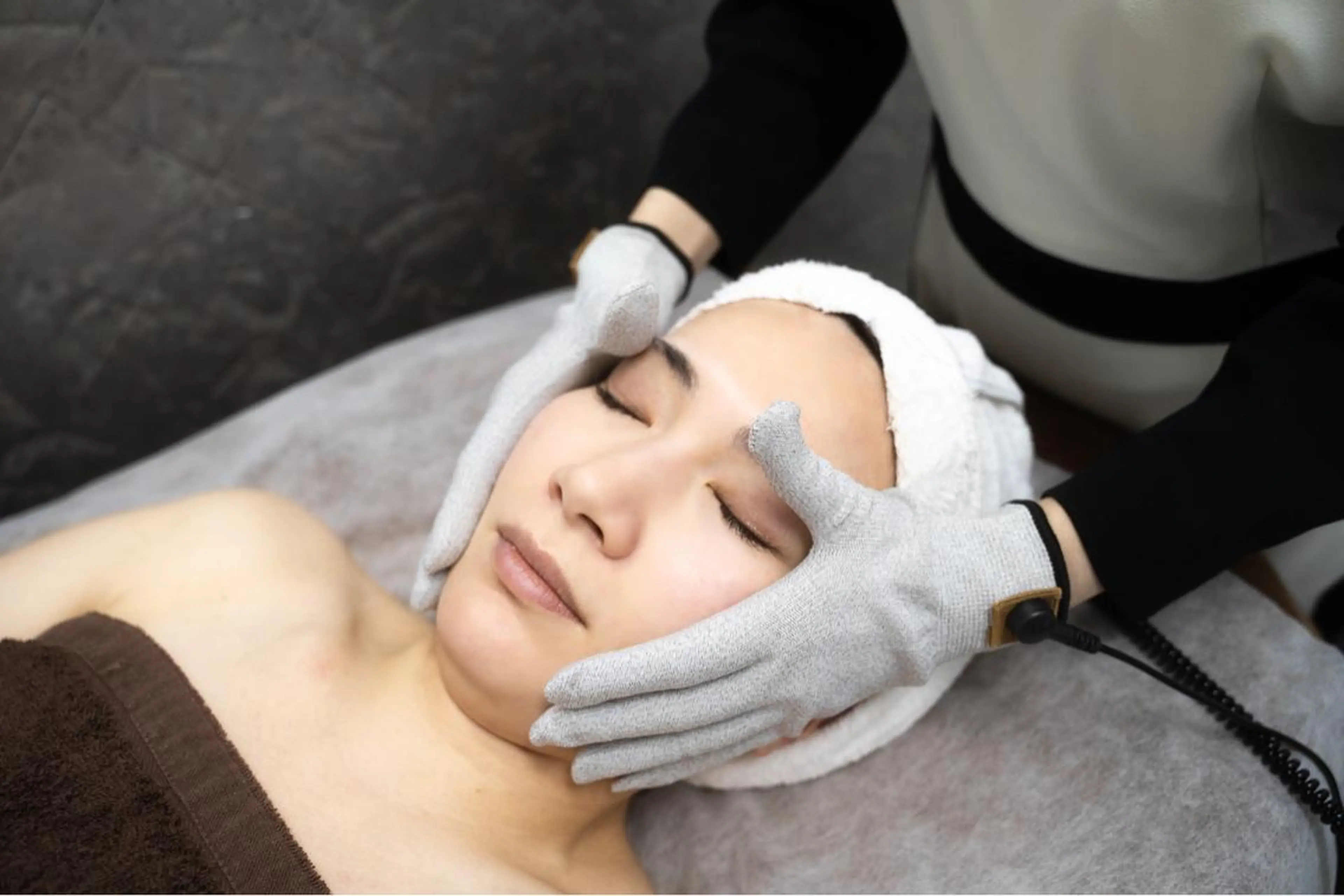 お顔の筋肉をほぐして引き上げスッキリ小顔へ💕60分　￥4900の写真