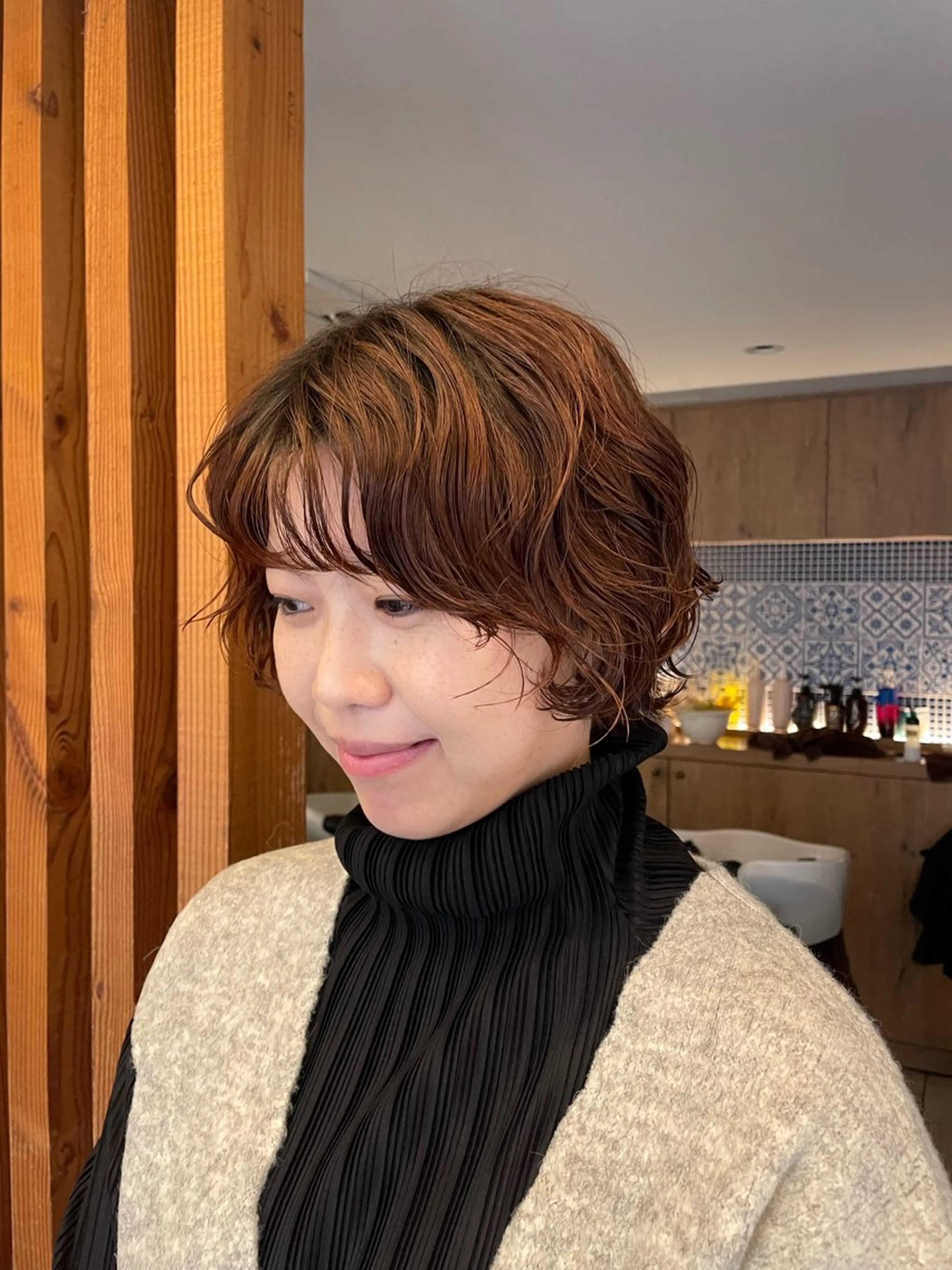 ショート パーマ くせ毛 ショートヘア リカ/ハイトーン ・オリーブ🍀のヘアスタイル