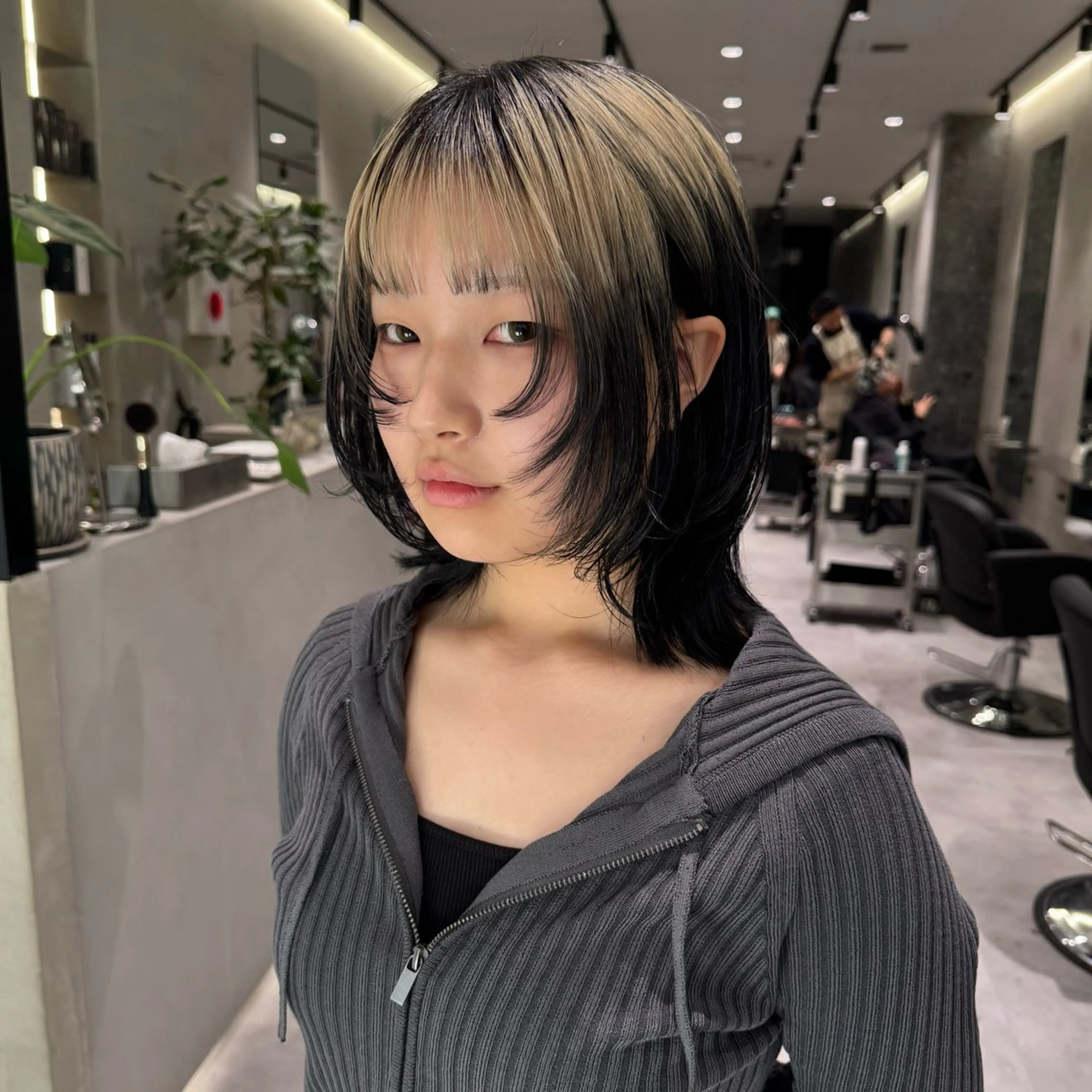 ミディアム カラー デザインカラー レイヤーカット カット ヘアカラー トリートメント ハイトーン/ベージュ /レイヤー :遥香のヘアスタイル