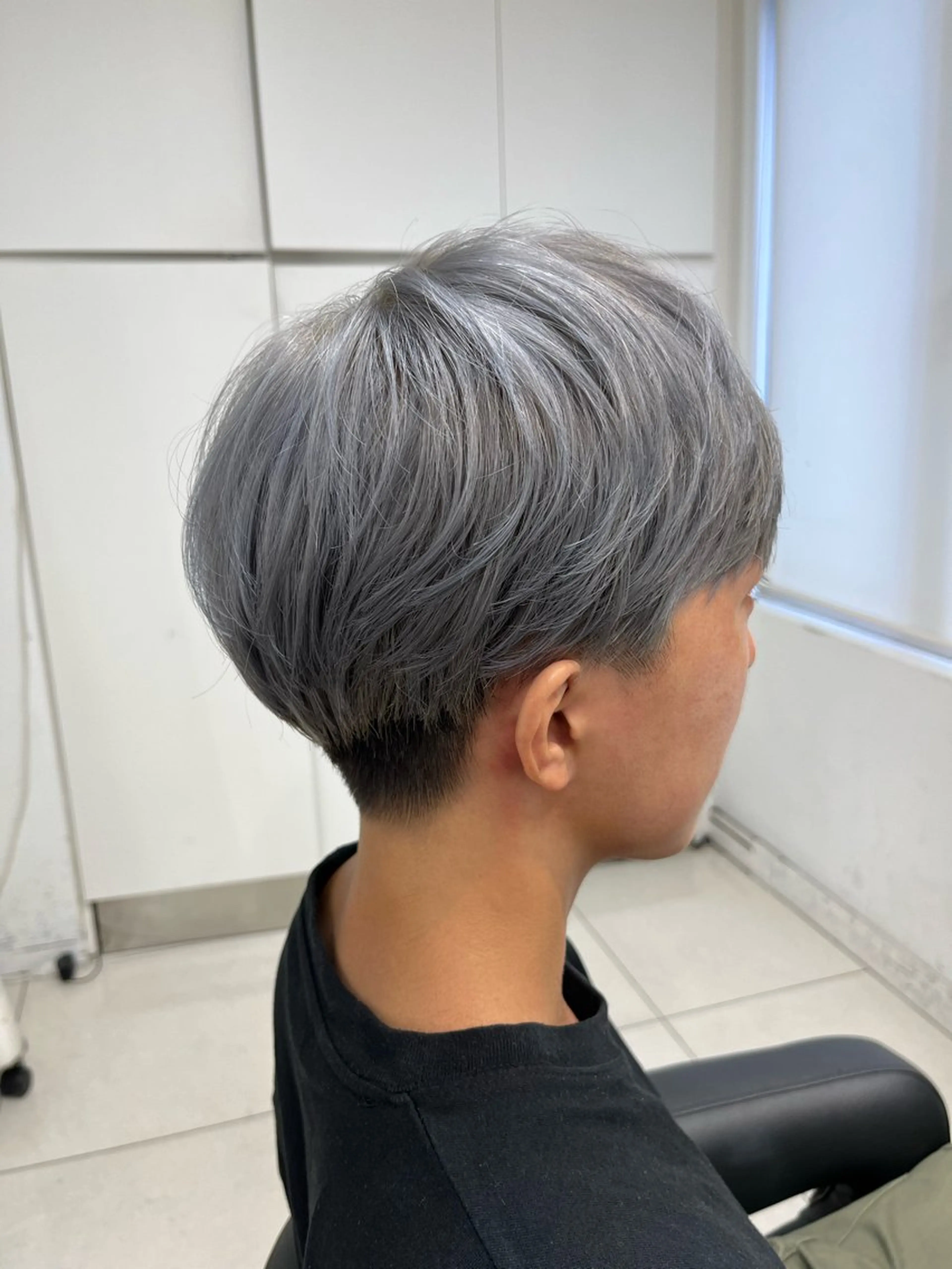 ショート カラー メンズ メンズブリーチ ブリーチ シルバー ホワイトシルバー 【センターパート/ マッシュ】ryokaのヘアスタイル