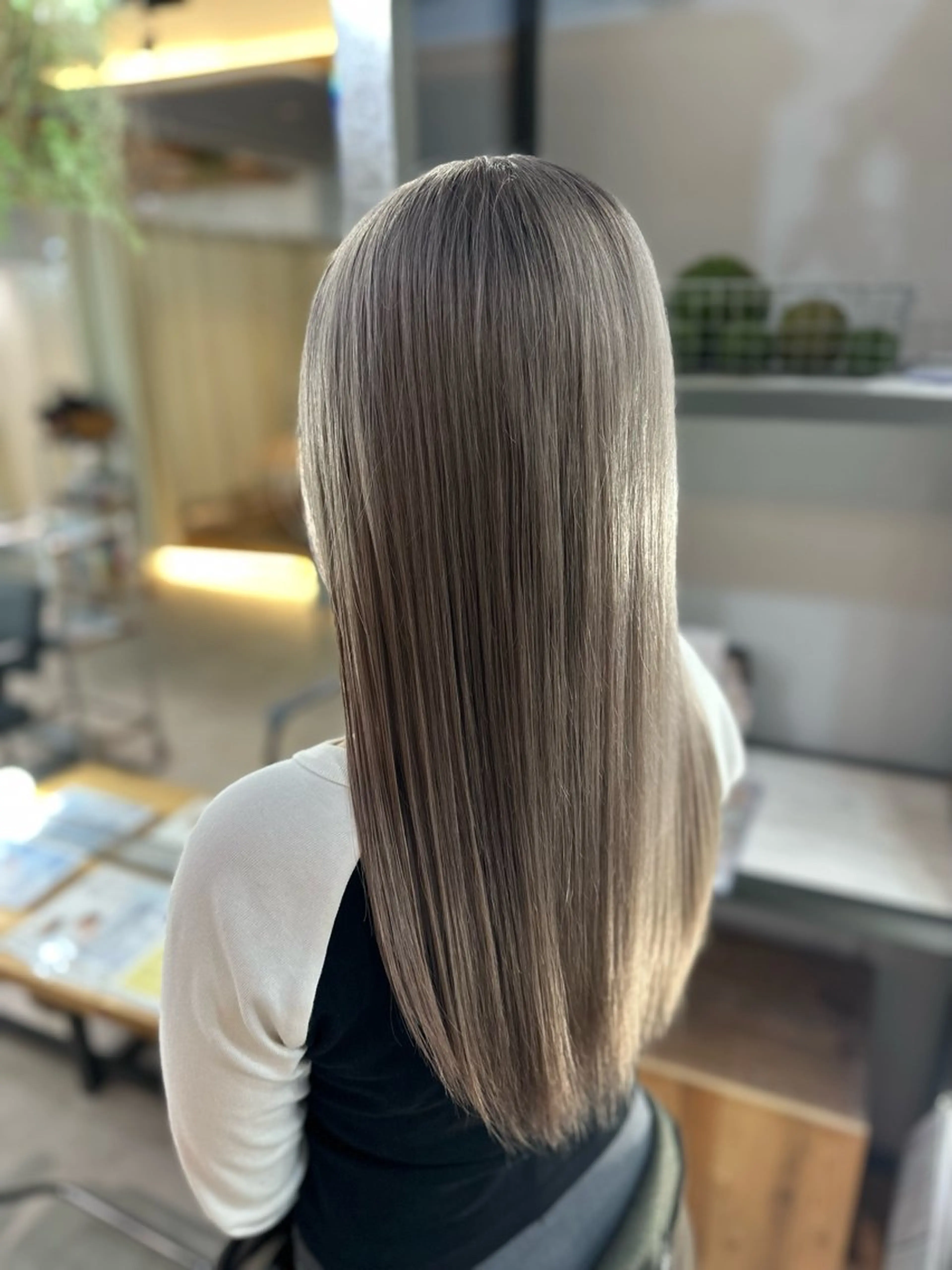 ロング カラー グレージュ 髪質改善 溜 一太のヘアスタイル