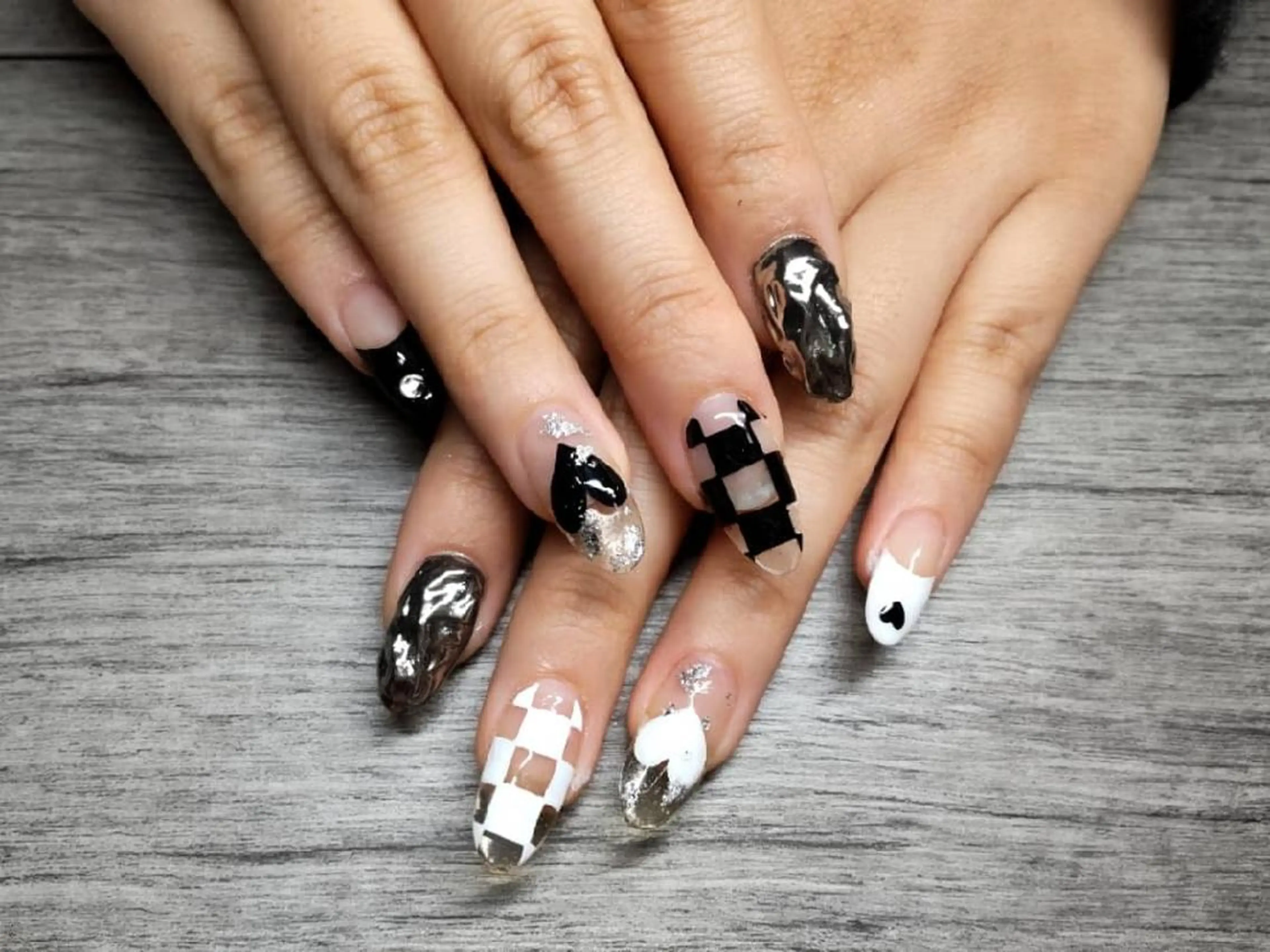 ネイル セミロング 長さ出し ミラーネイル リボン スカルプネイル ホワイト ハンドネイル T&A nailのネイルデザイン