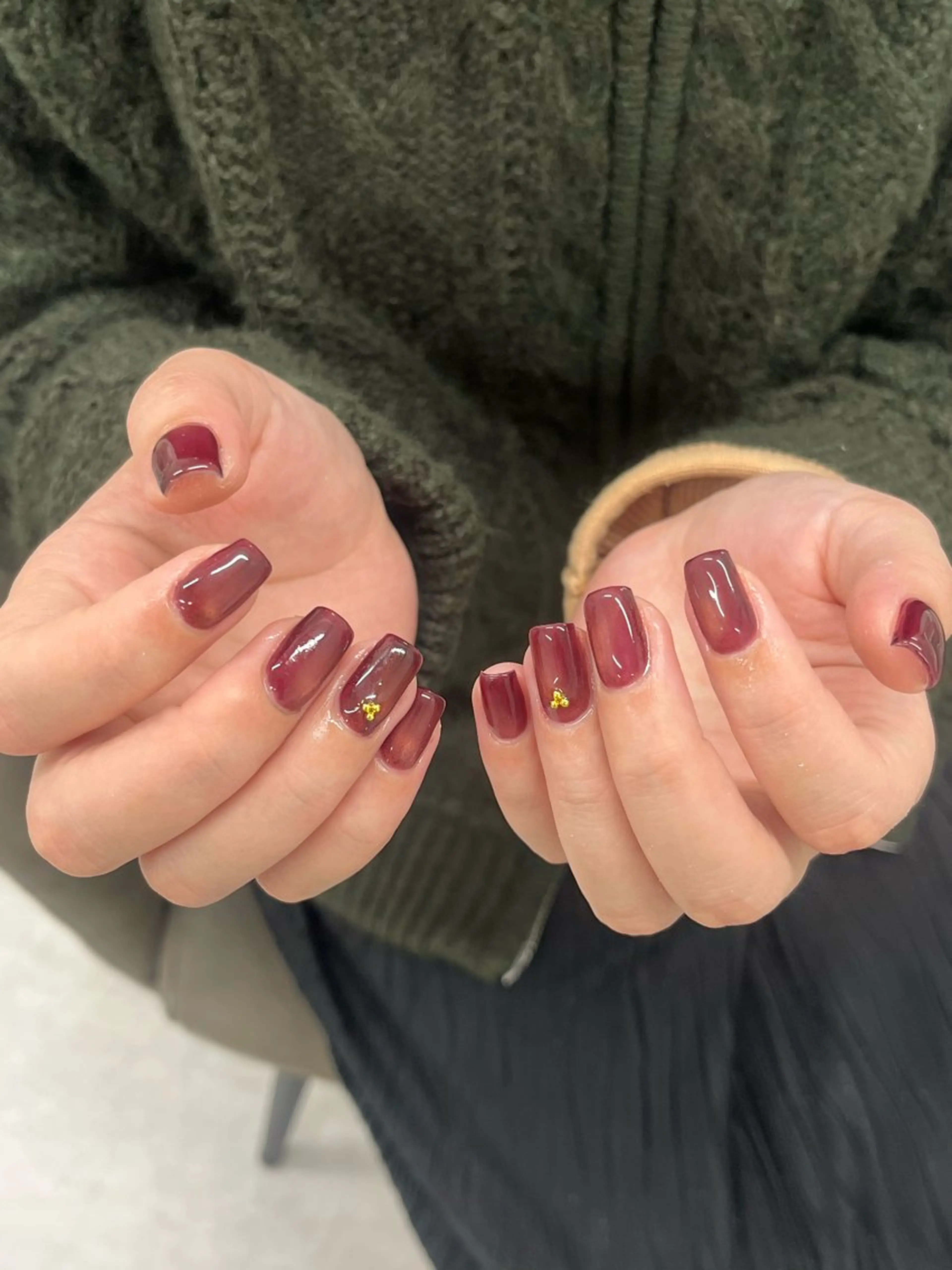 ネイル ゴールド 赤色 ストーンネイル schon 🎀saraのネイルデザイン