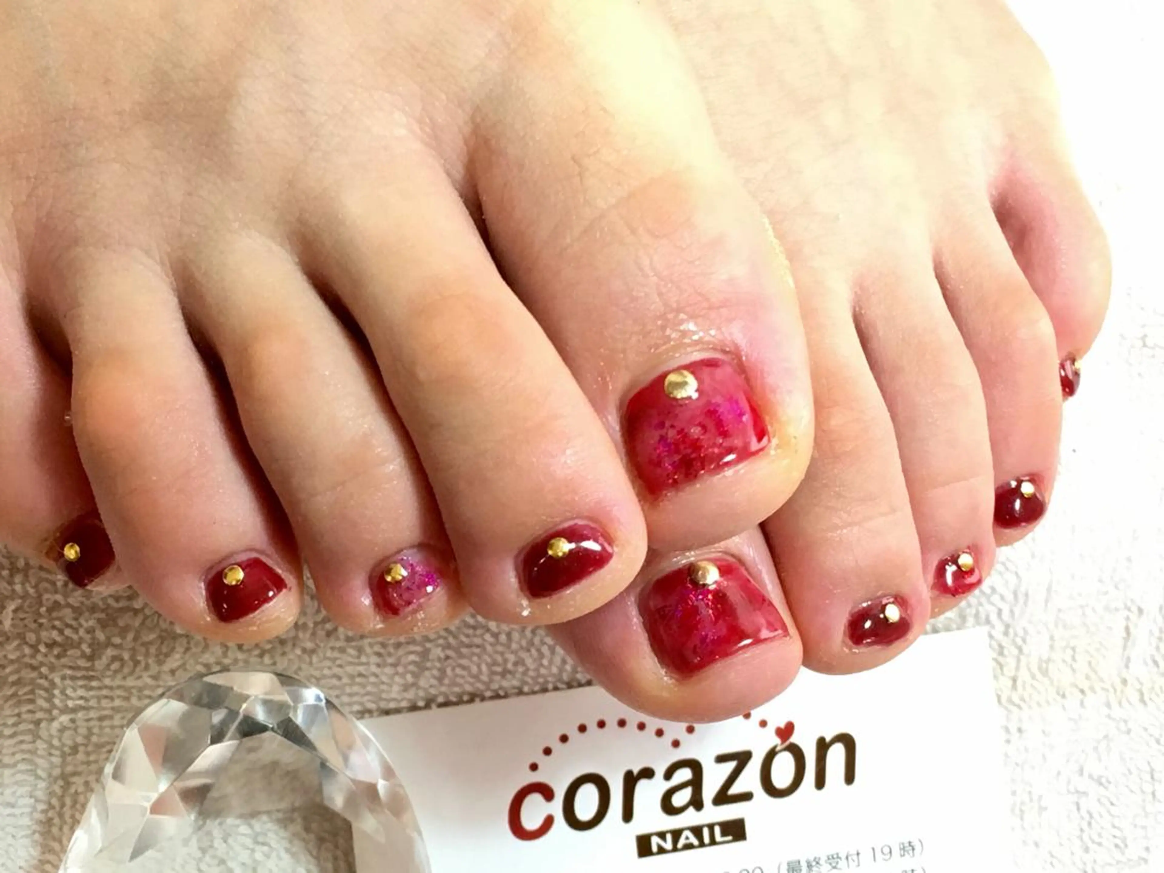 ネイル アートネイル フットネイル ニュアンスネイル 赤色 フットネイル corazon所属・ネイリスト aicoのネイルデザイン