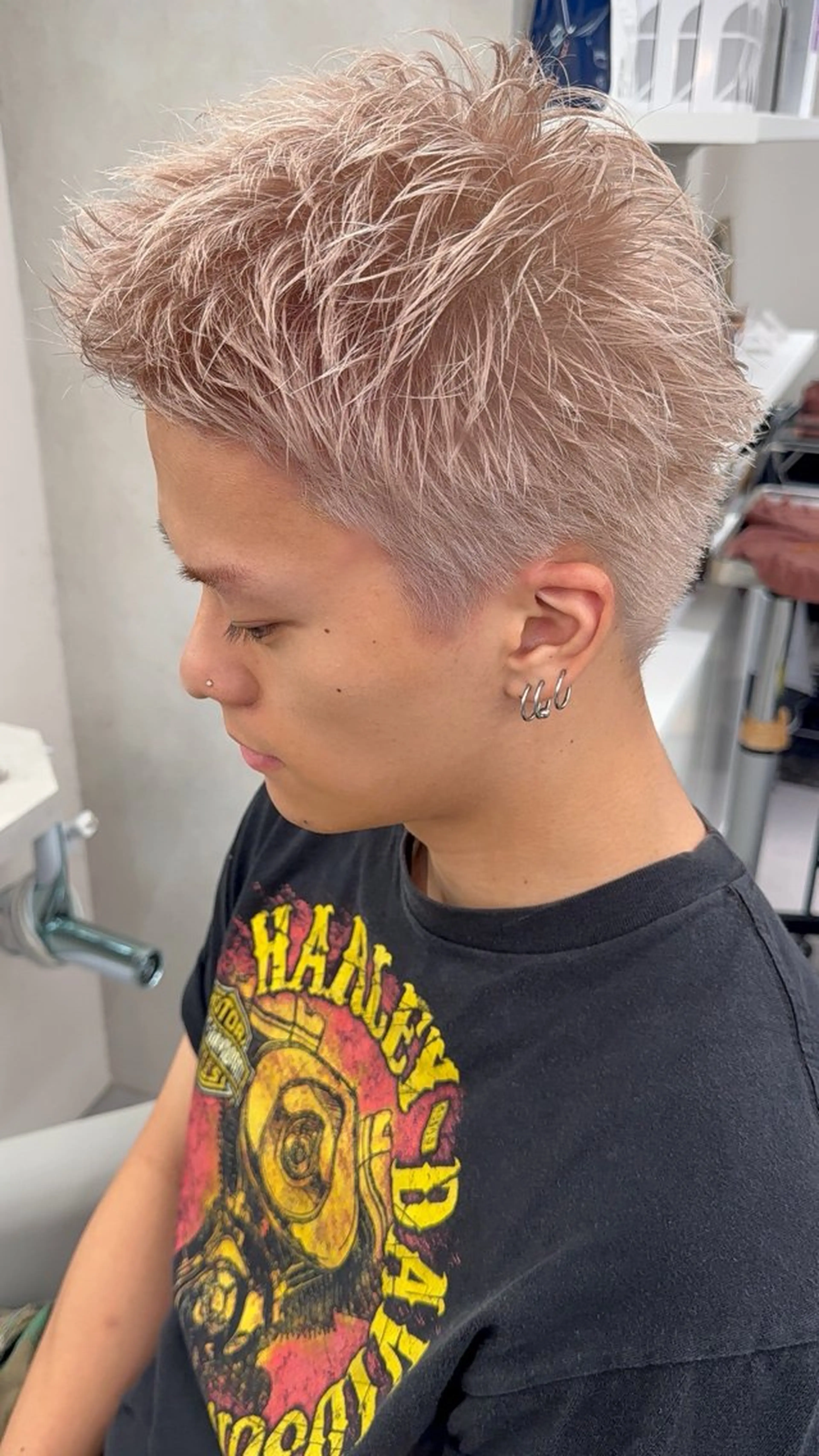 カラー メンズ スパイキーショート ベージュカラー ミルクティーベージュ ヘアカラー Beleza Shibuya所属・ハイトーン美容師 🤍のあ🤍のヘアスタイル