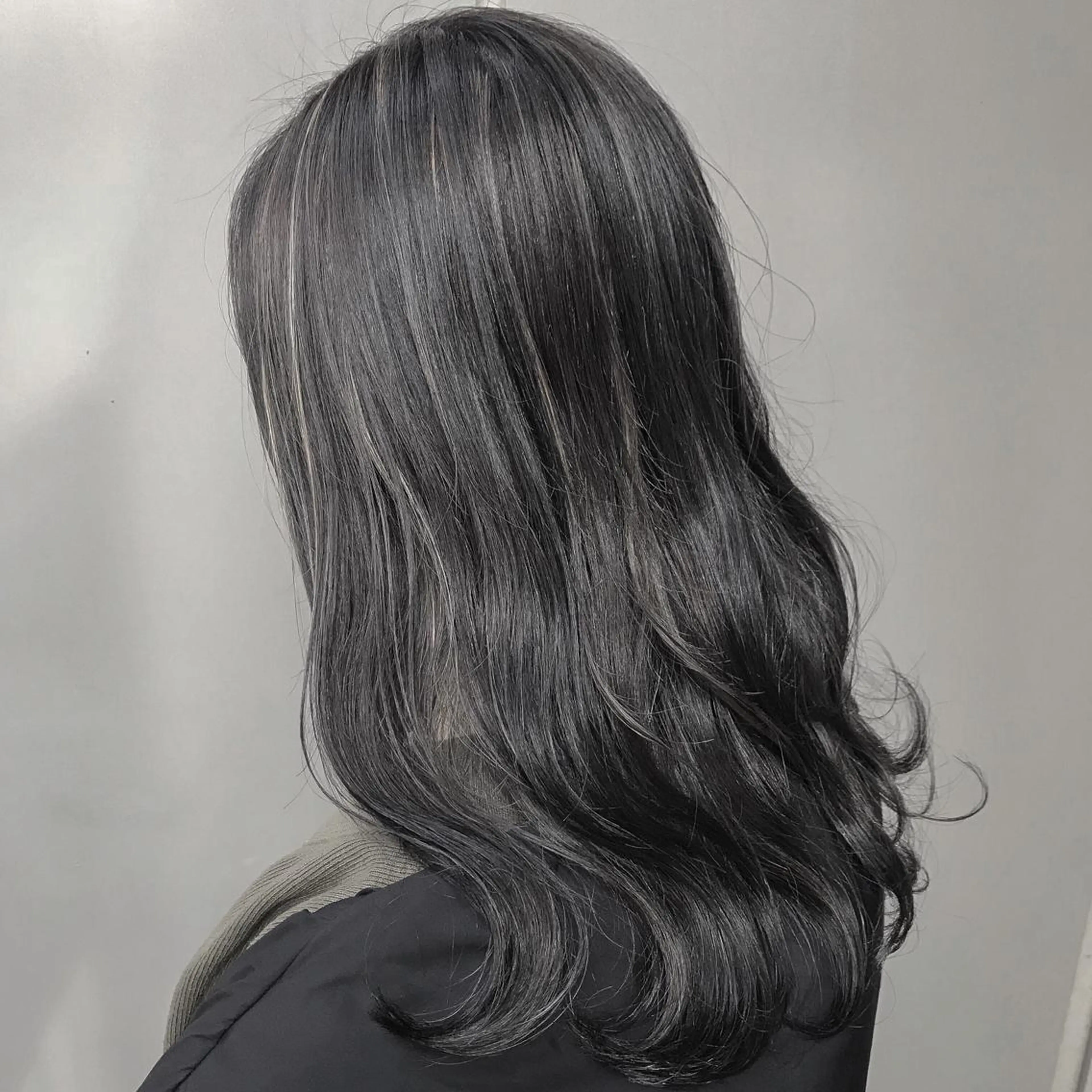 セミロング カラー アディクシーカラー グレージュ eclair.髪質改善&トリートメント所属・【艶髪、透明感】西村 有司のヘアスタイル