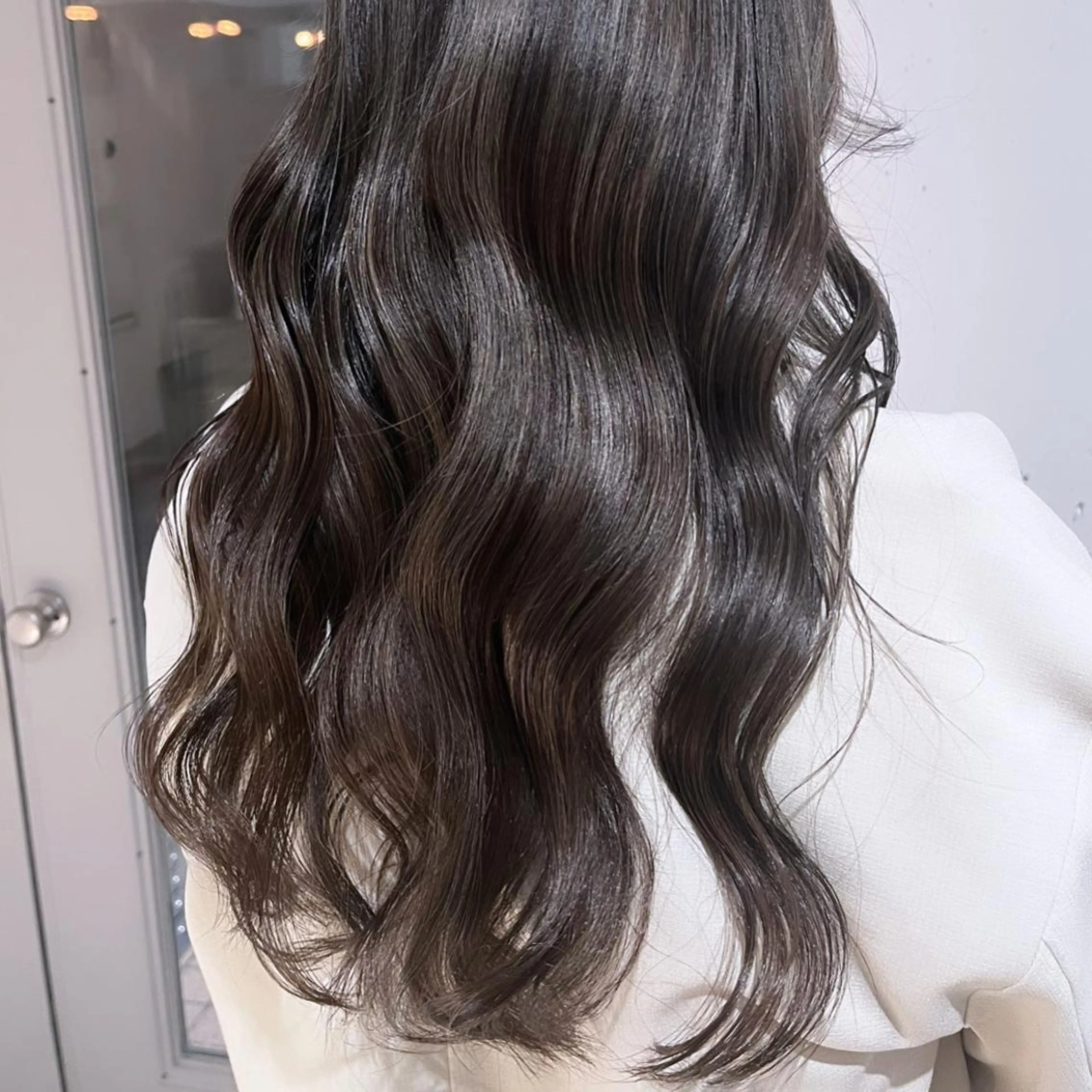 ロング カラー ベージュカラー ブリーチ 透明感カラー ダブルカラー グレージュ ヘアカラー トリートメント ヘッドスパ ヘアセット カジュアルを女っぽく 𝗮𝘆𝗮𝗰𝗼のヘアスタイル