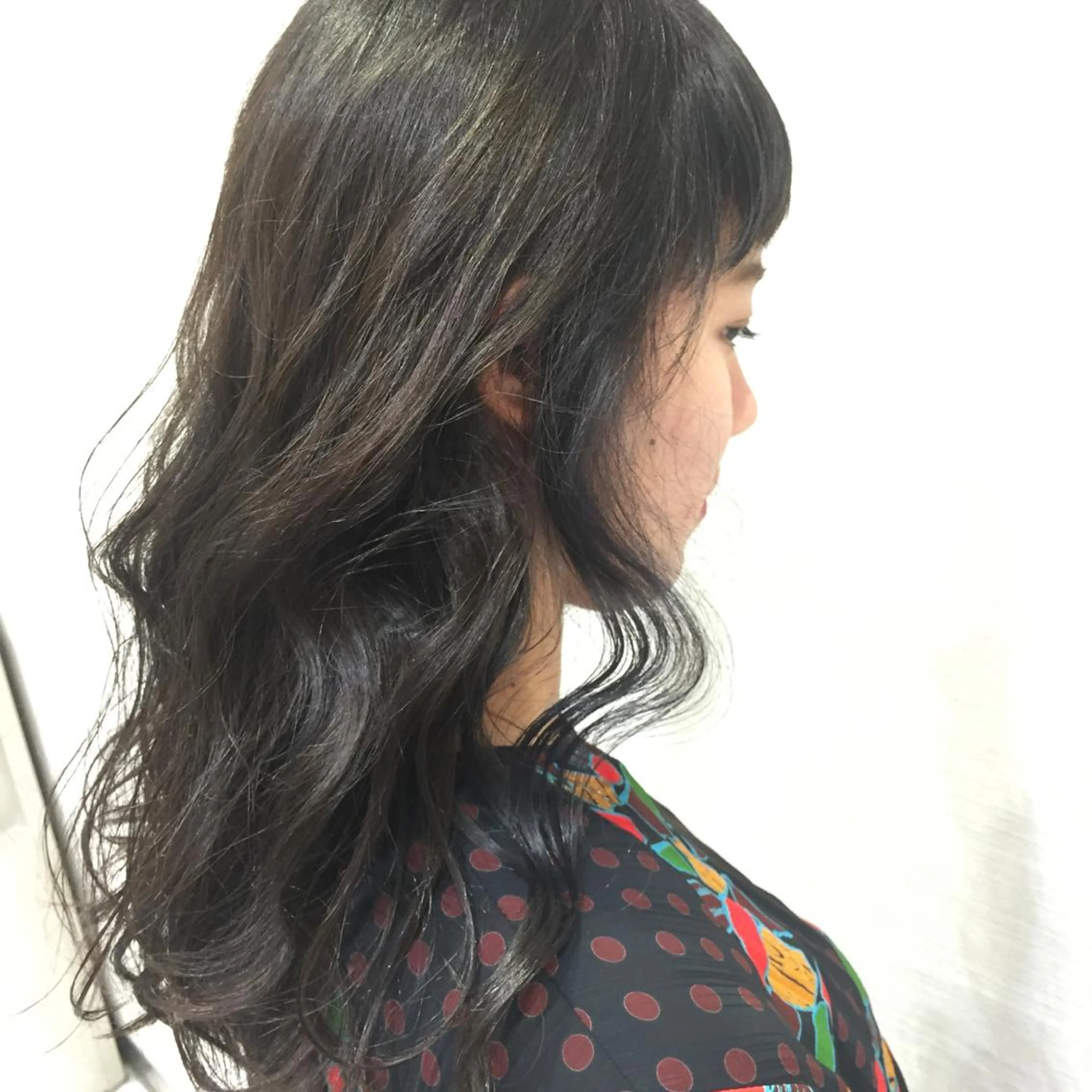 カラー ブリーチ ブルーカラー ブルージュ 赤阪 優奈のヘアスタイル