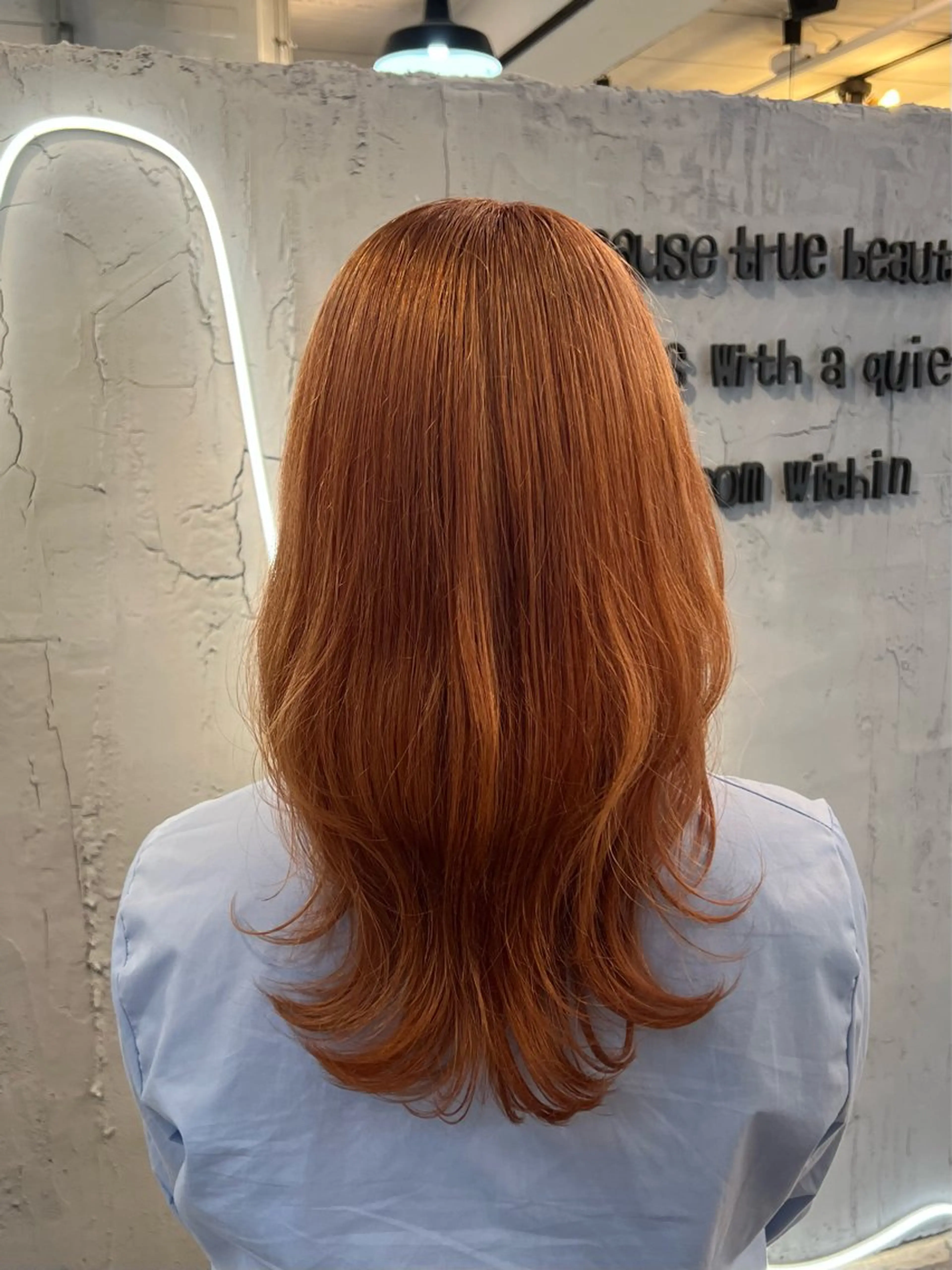 ミディアム カラー 透明感カラー オレンジ レイヤーカット カット ヘアカラー トリートメント いぐちしょうた🫧 VISAGEbaskのヘアスタイル