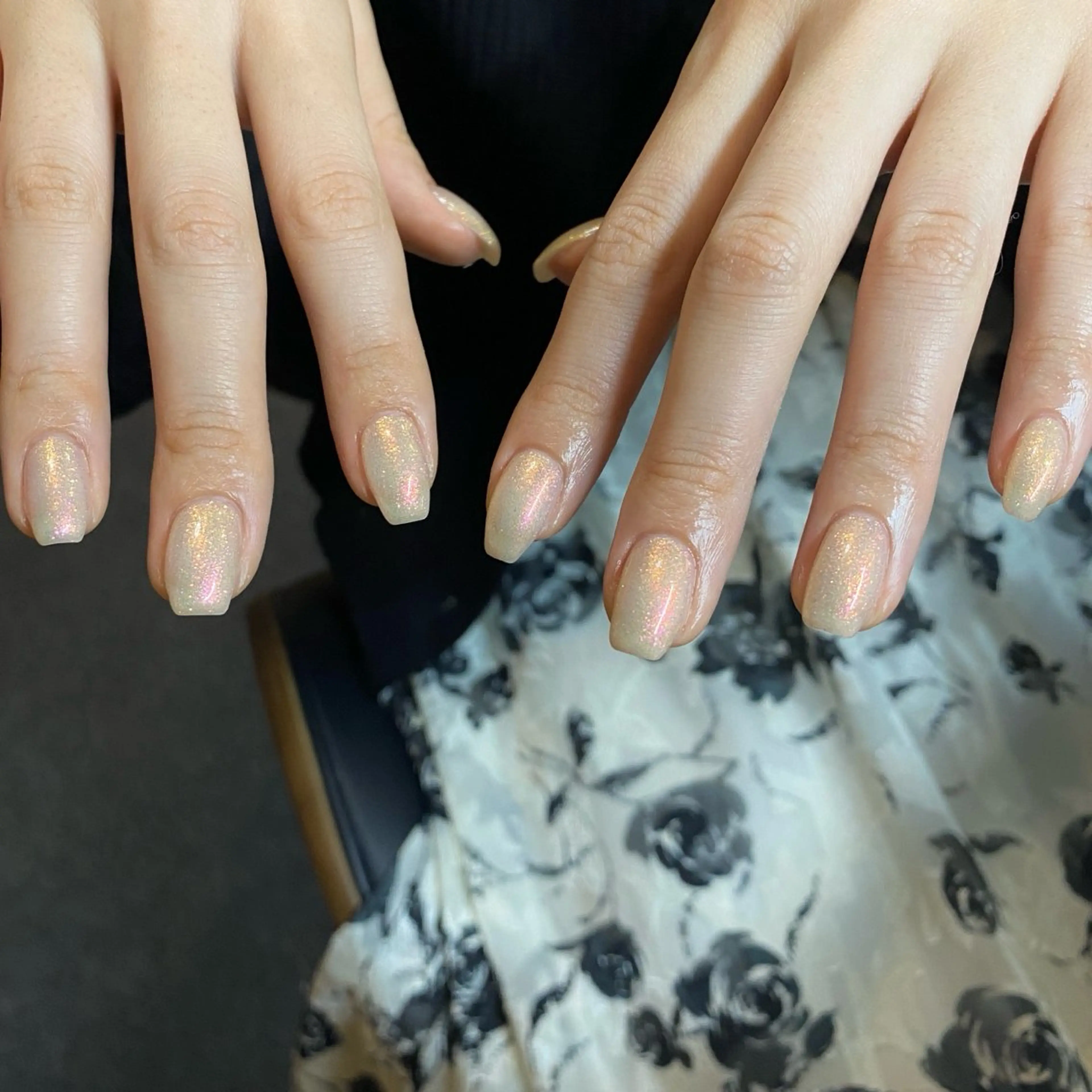 ネイル オーロラネイル キラキラネイル ミラーネイル シンプルネイル ホワイト ハンドネイル ハンドケア 🎀NAIL🎀 AI🪄︎︎◝✩のネイルデザイン