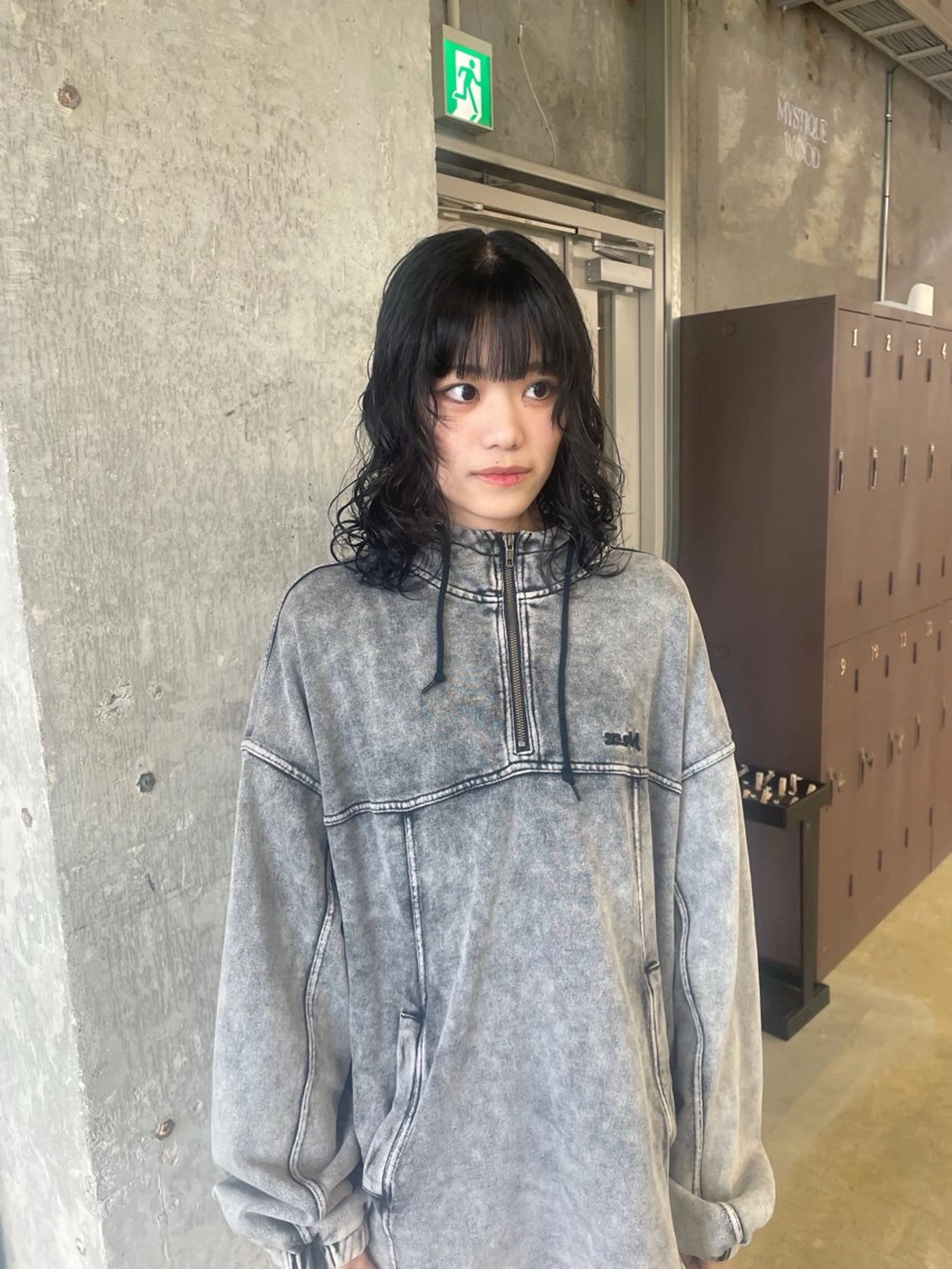 セミロング カット ヘアカラー パーマ 鈴木瑛里／ブロンド ベージュ／男女のヘアスタイル