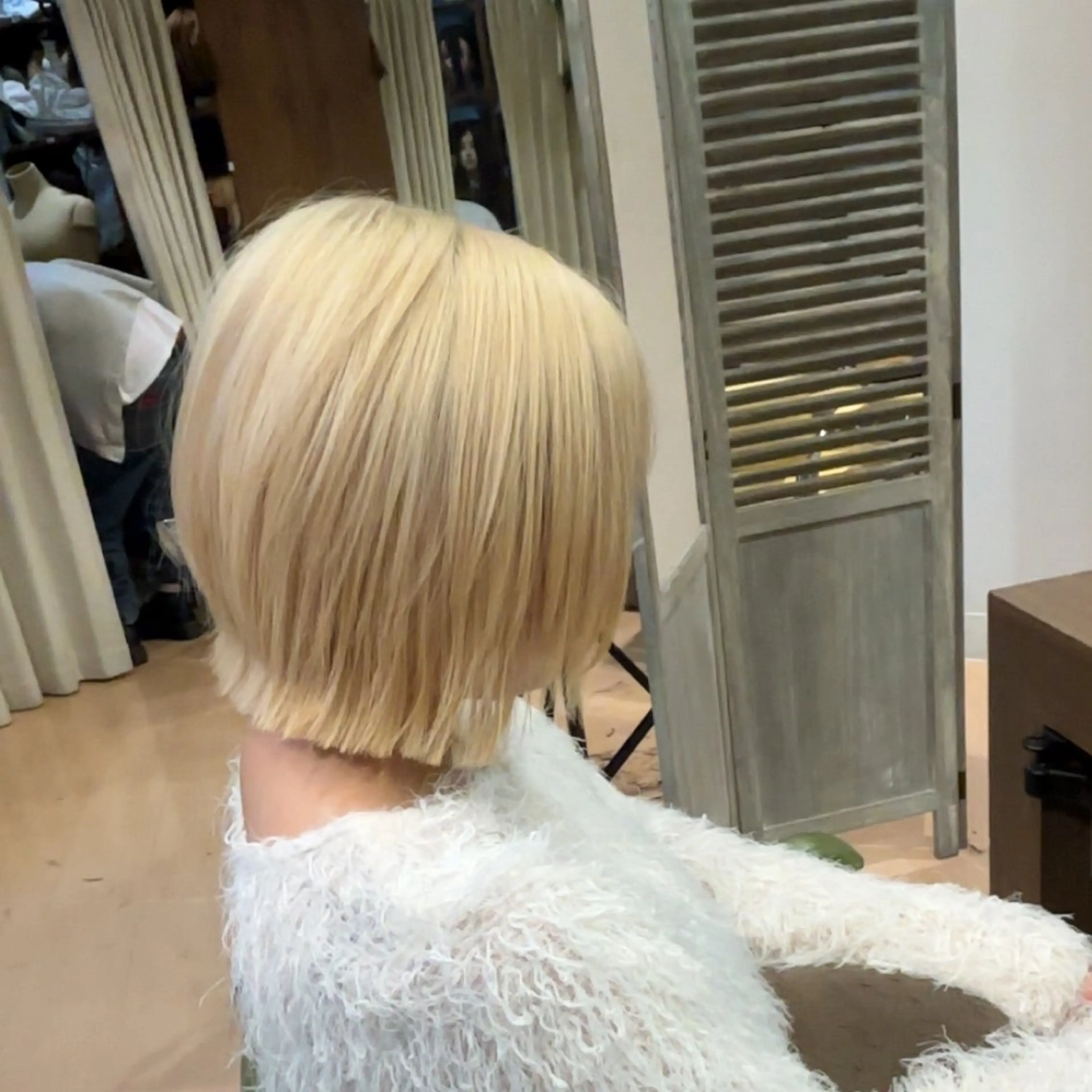 ショート カラー カット ヘアカラー トリートメント aura所属・CONAN｜レイヤー ボブ／ハイトーンのヘアスタイル