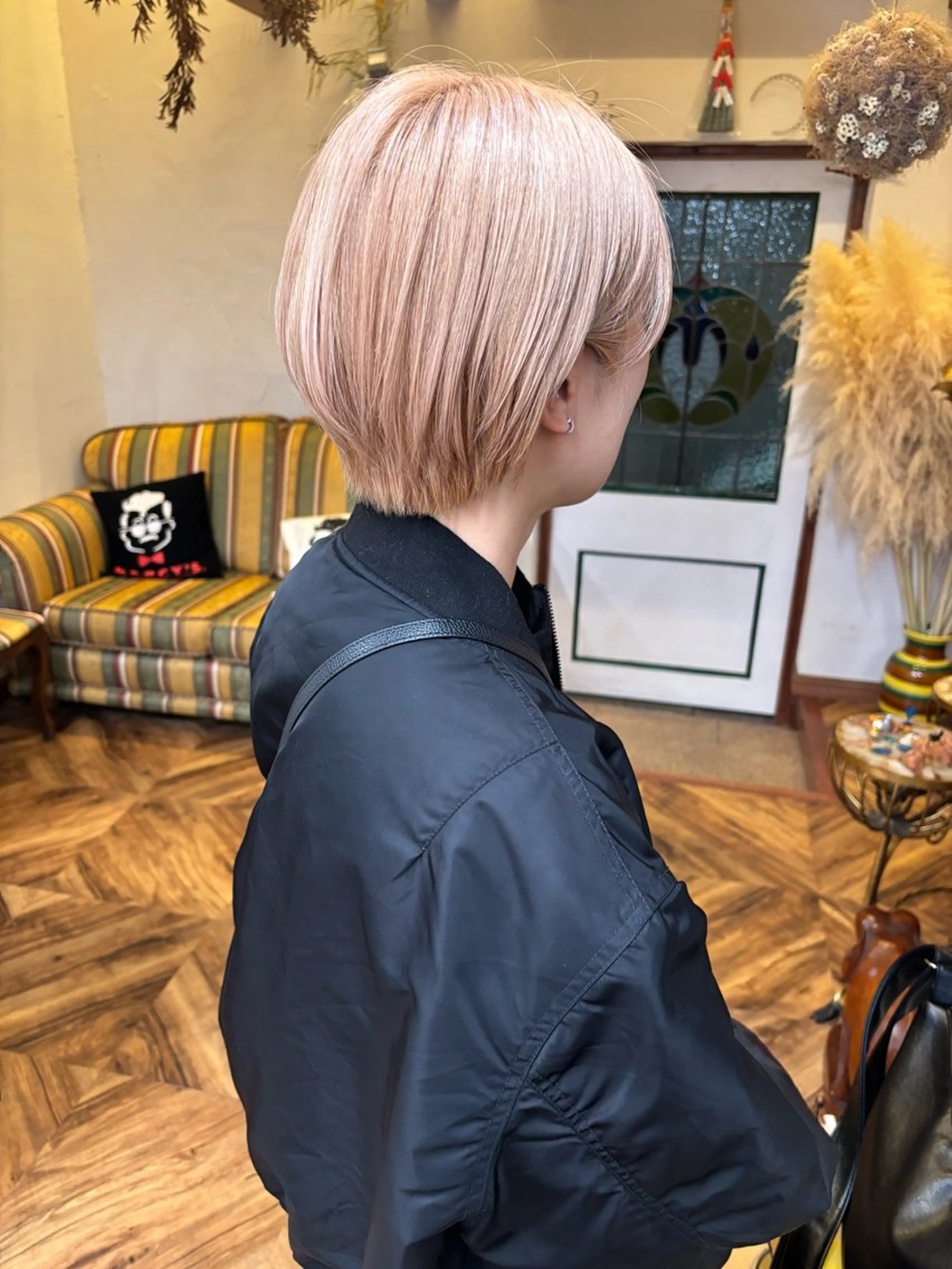 ショート カラー ベージュカラー 透明感カラー ミルクティーベージュ ショートヘア カット ヘアカラー 大石 朱純のヘアスタイル