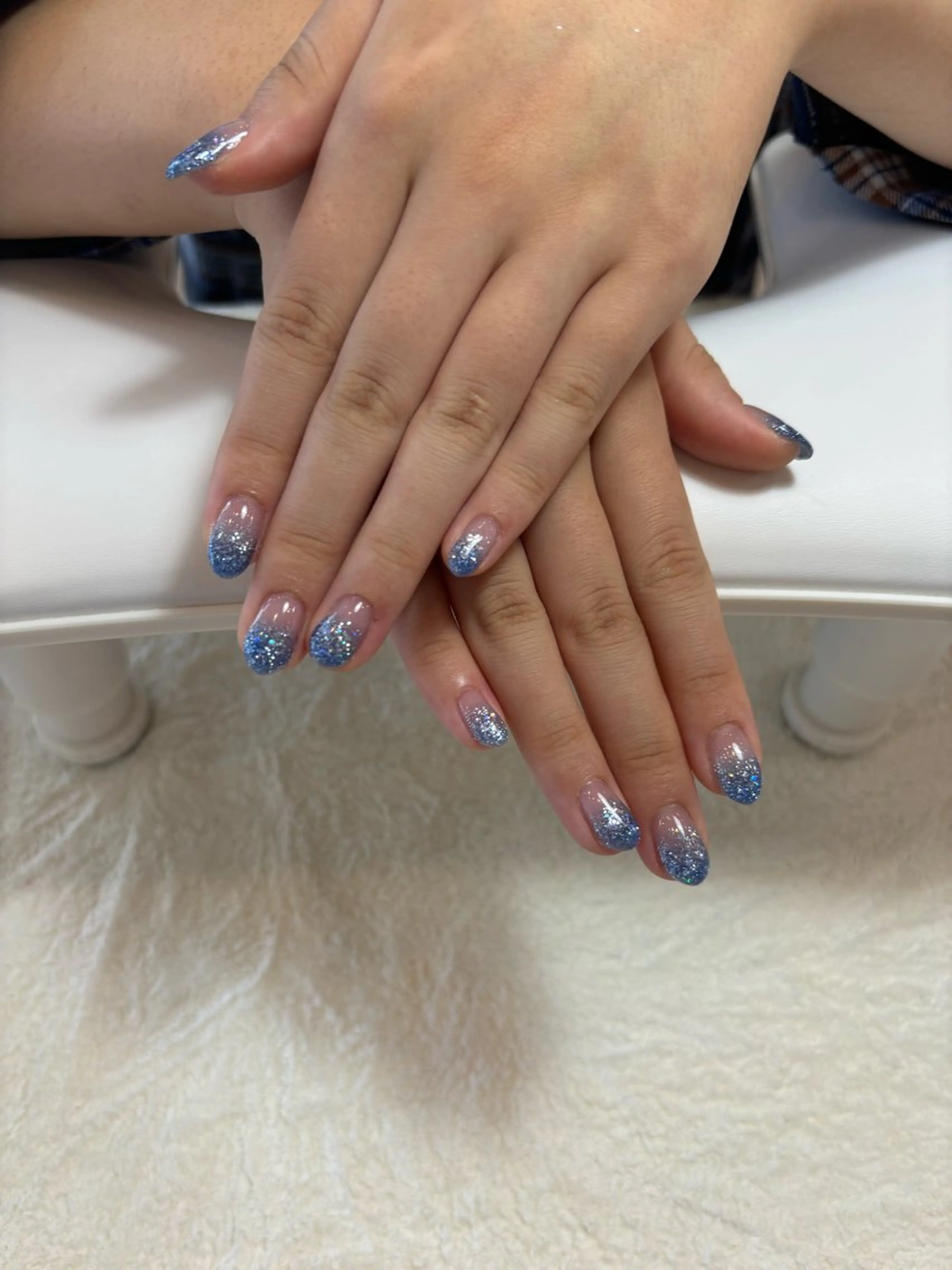 ネイル ブルー グラデーション ラメ(グリッター) ラメグラデーション シンプルネイル 佐久間 のんのネイルデザイン