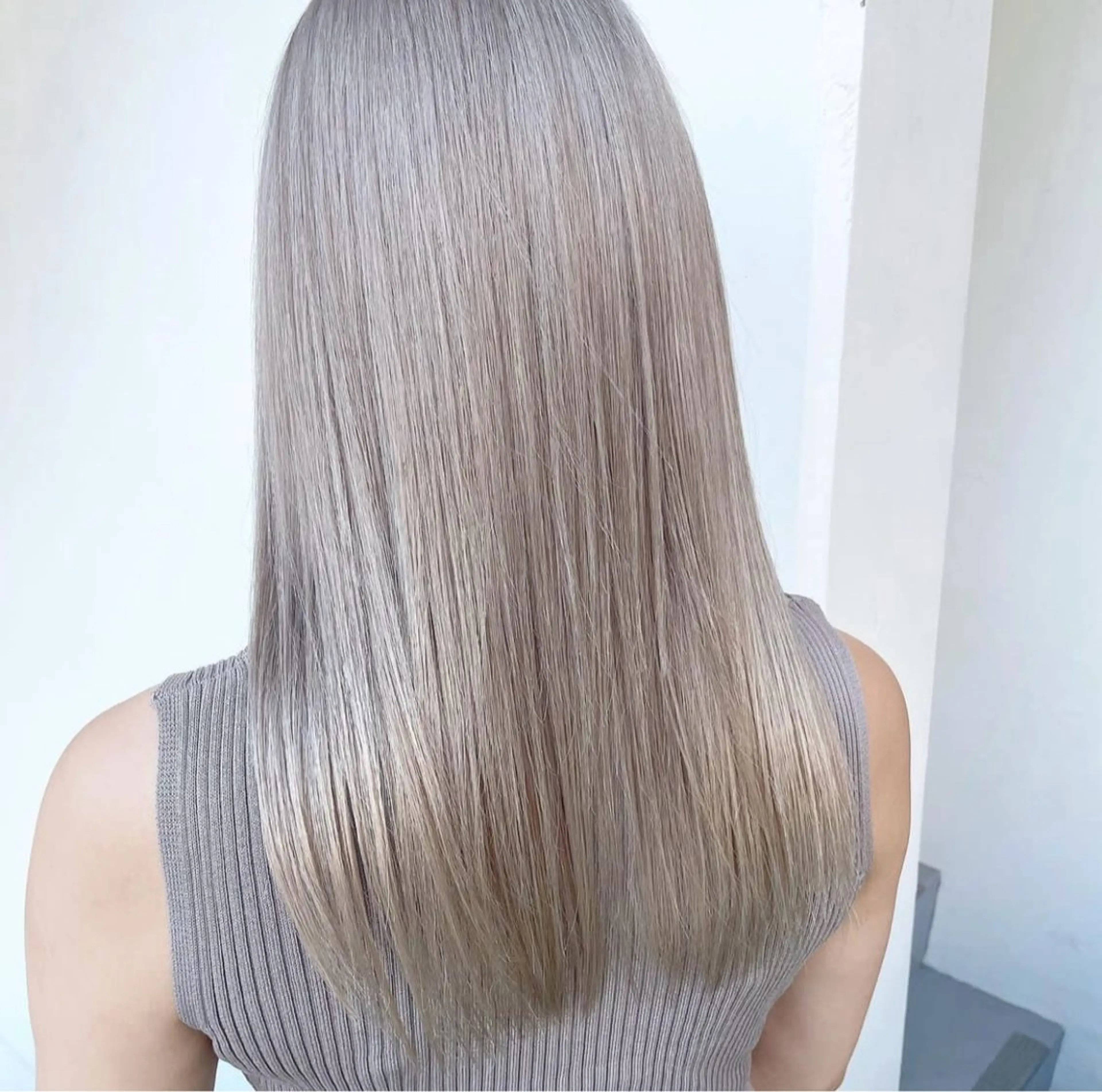 セミロング ヘアカラー ハイトーンカラー 🦋yuri🦋のヘアスタイル