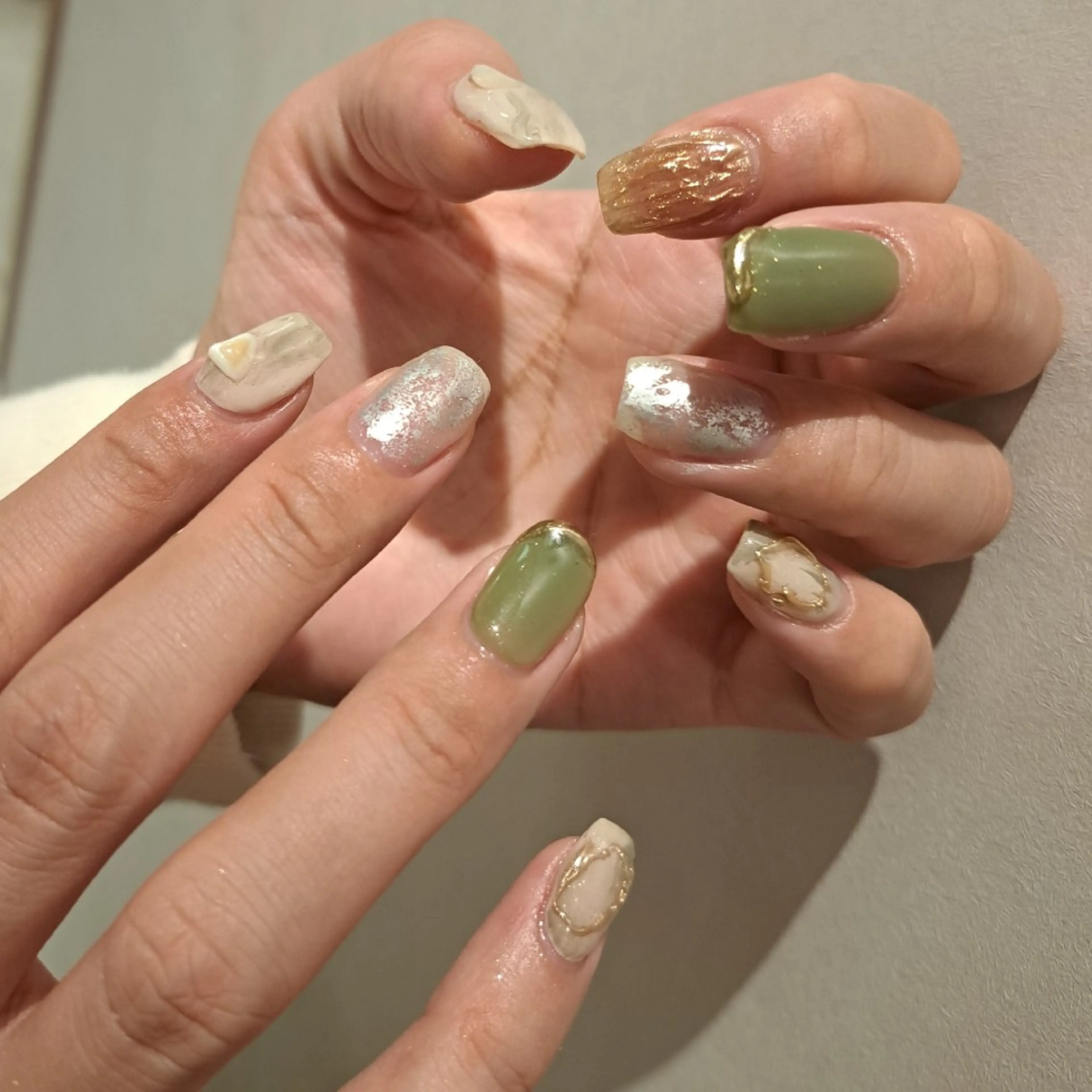 ネイル グリーン ニュアンスネイル オフィスネイル シンプルネイル Nail mood /アートし放題のネイルデザイン