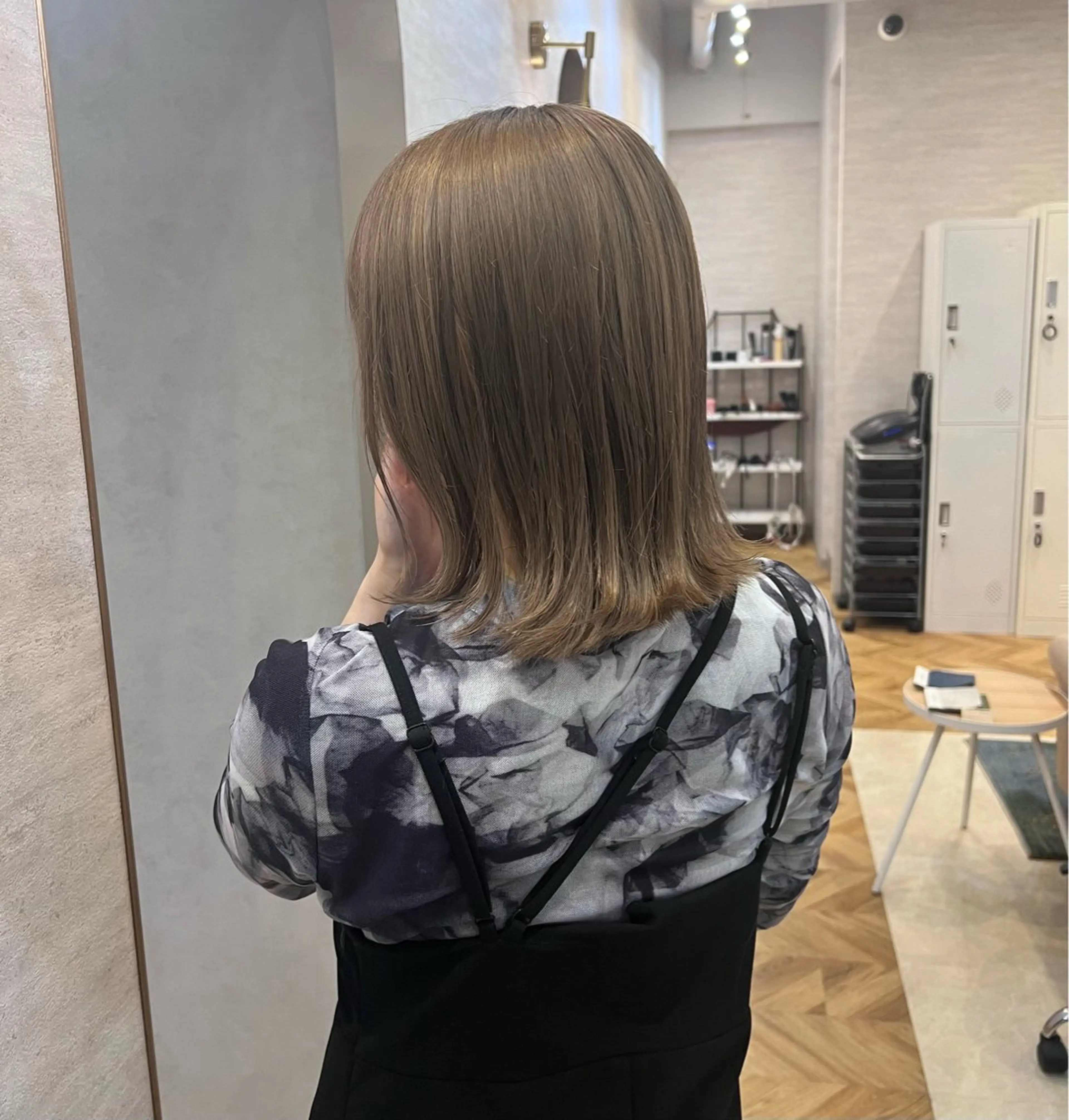 セミロング カラー ベージュカラー ブリーチ ミルクティーベージュ ヘアカラー "今"だけでない美髪 KOTOMIのヘアスタイル