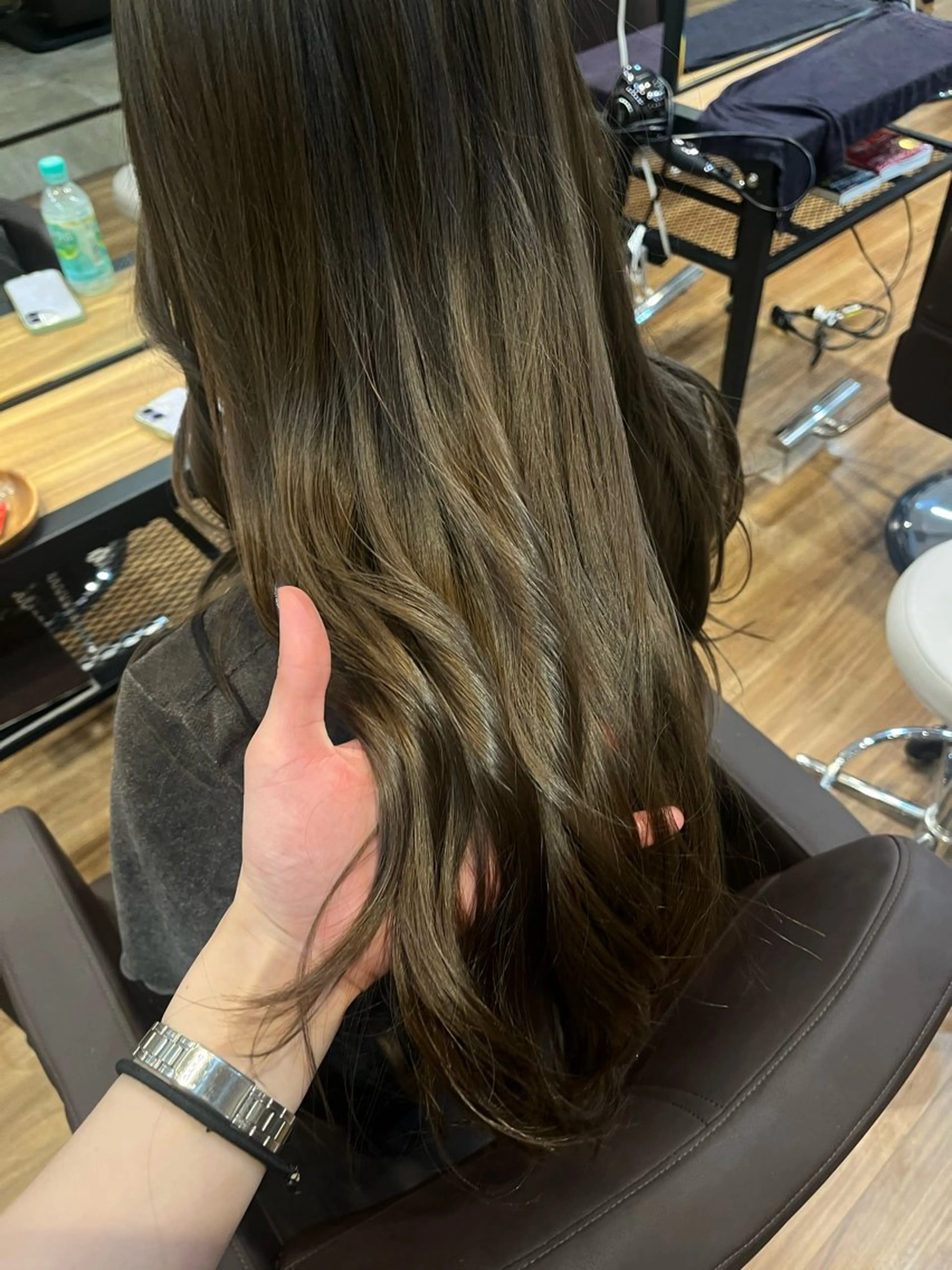 ロング カラー ベージュカラー オリーブベージュ nora吉祥寺所属・新倉 あかねのヘアスタイル