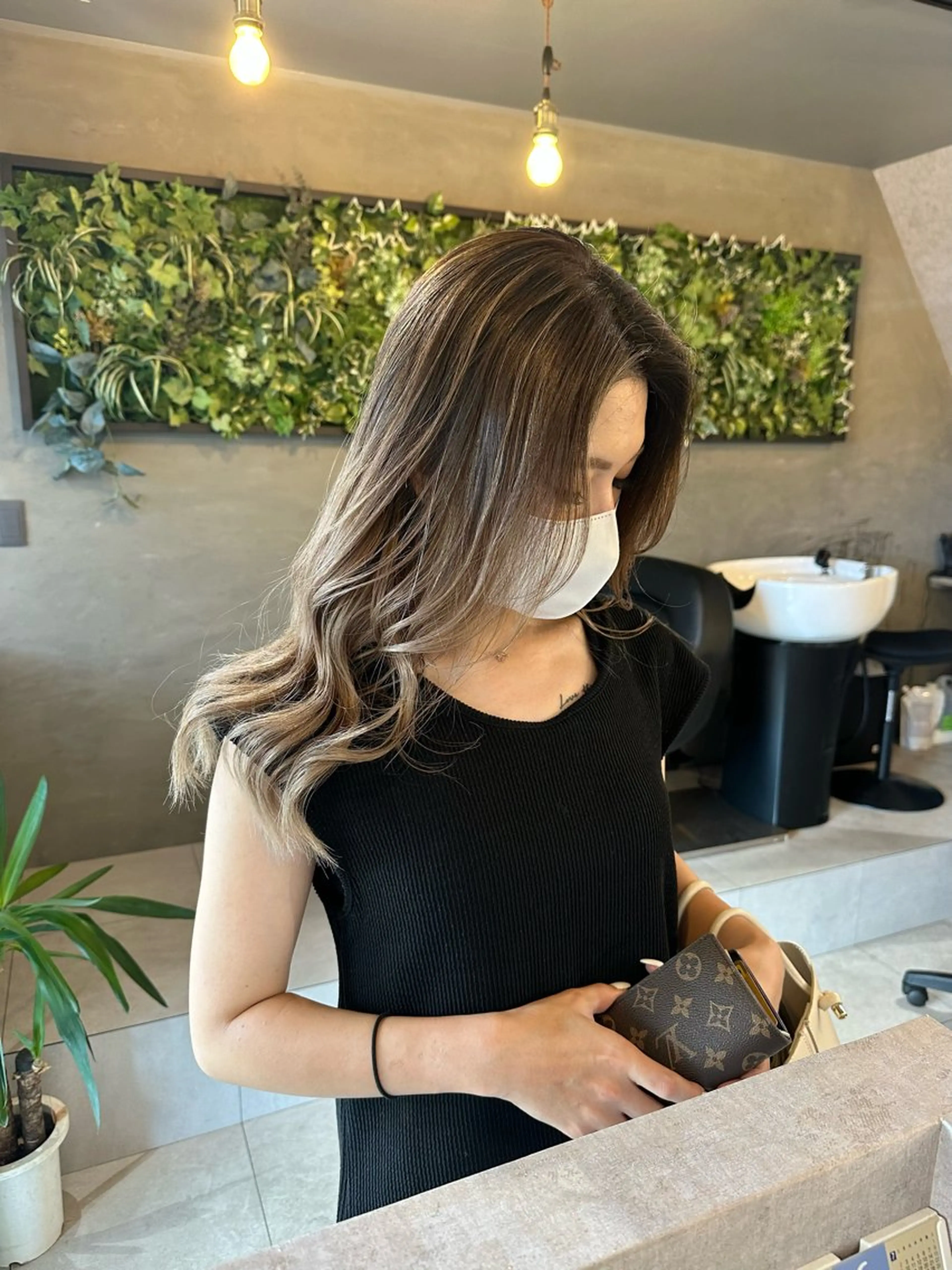 セミロング カラー グラデーションカラー ハイライトカラー ハイライト 森本 笑のヘアスタイル