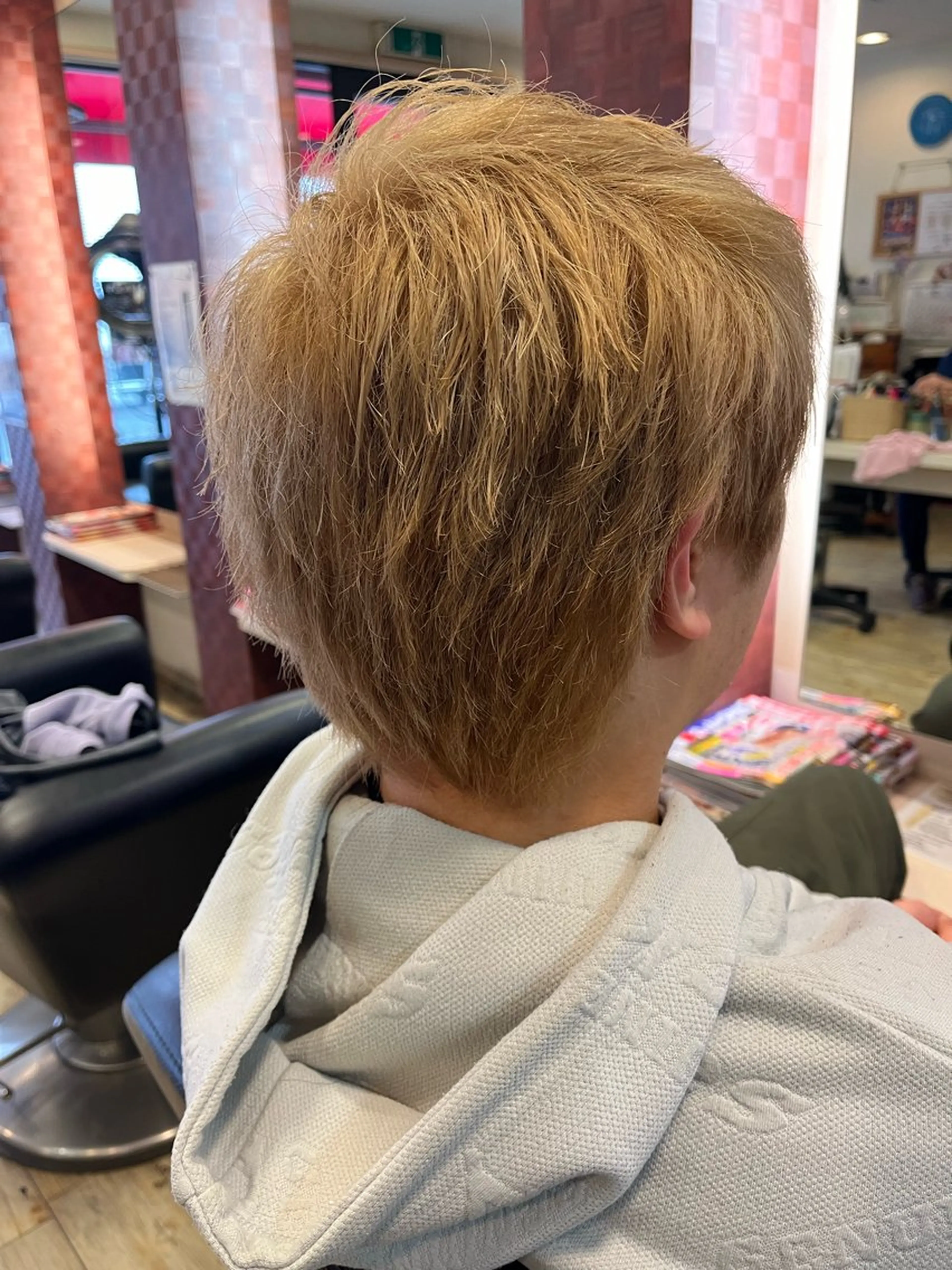 カラー メンズ メンズブリーチ ベージュカラー ブリーチ ミルクティーベージュ エル美容室所属・織田 英之のヘアスタイル