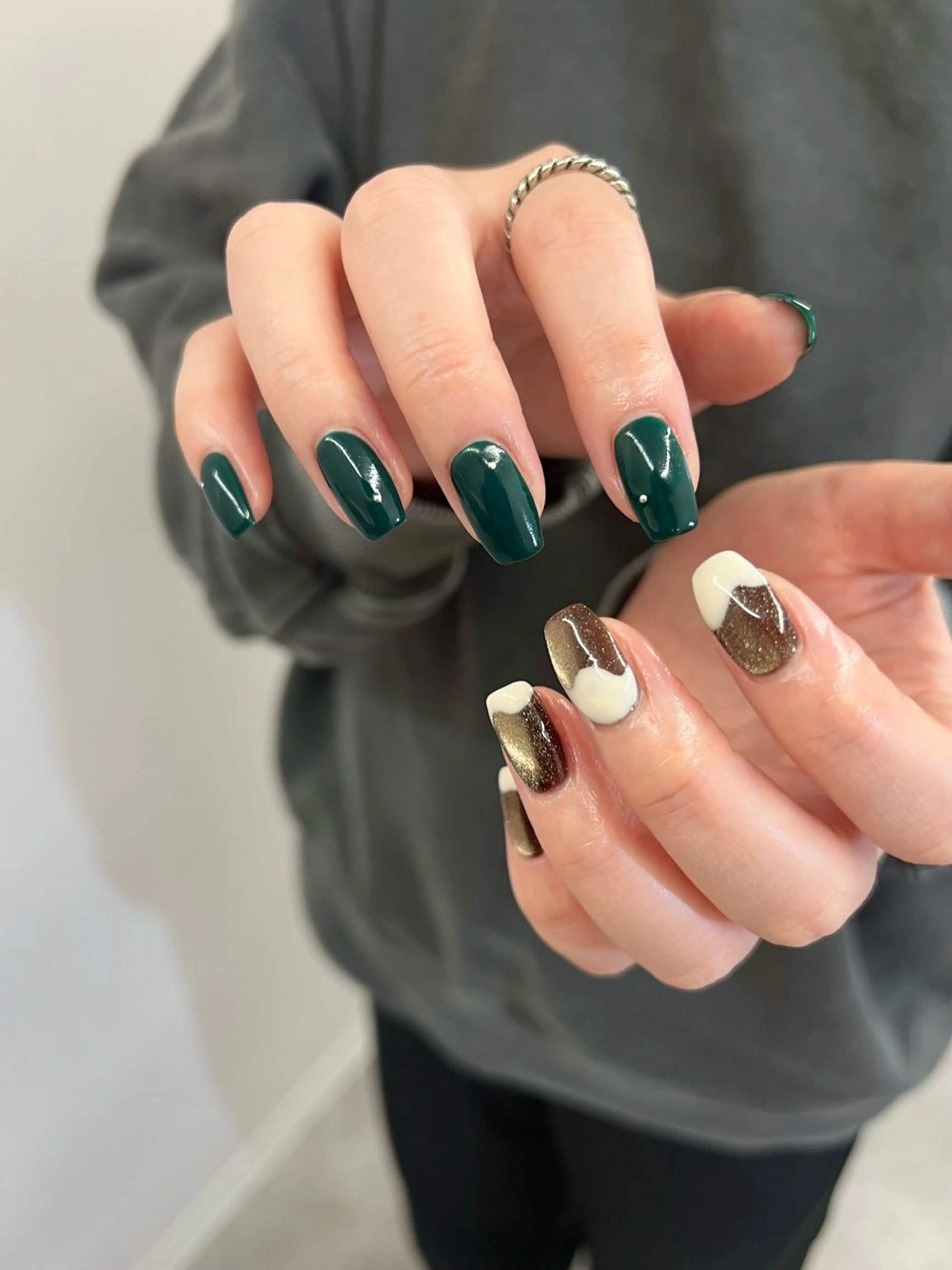 ネイル ブラウン ジェルネイル グリーン マグネットネイル ニュアンスネイル ハンドネイル ハンドケア Bana_ Nailのネイルデザイン