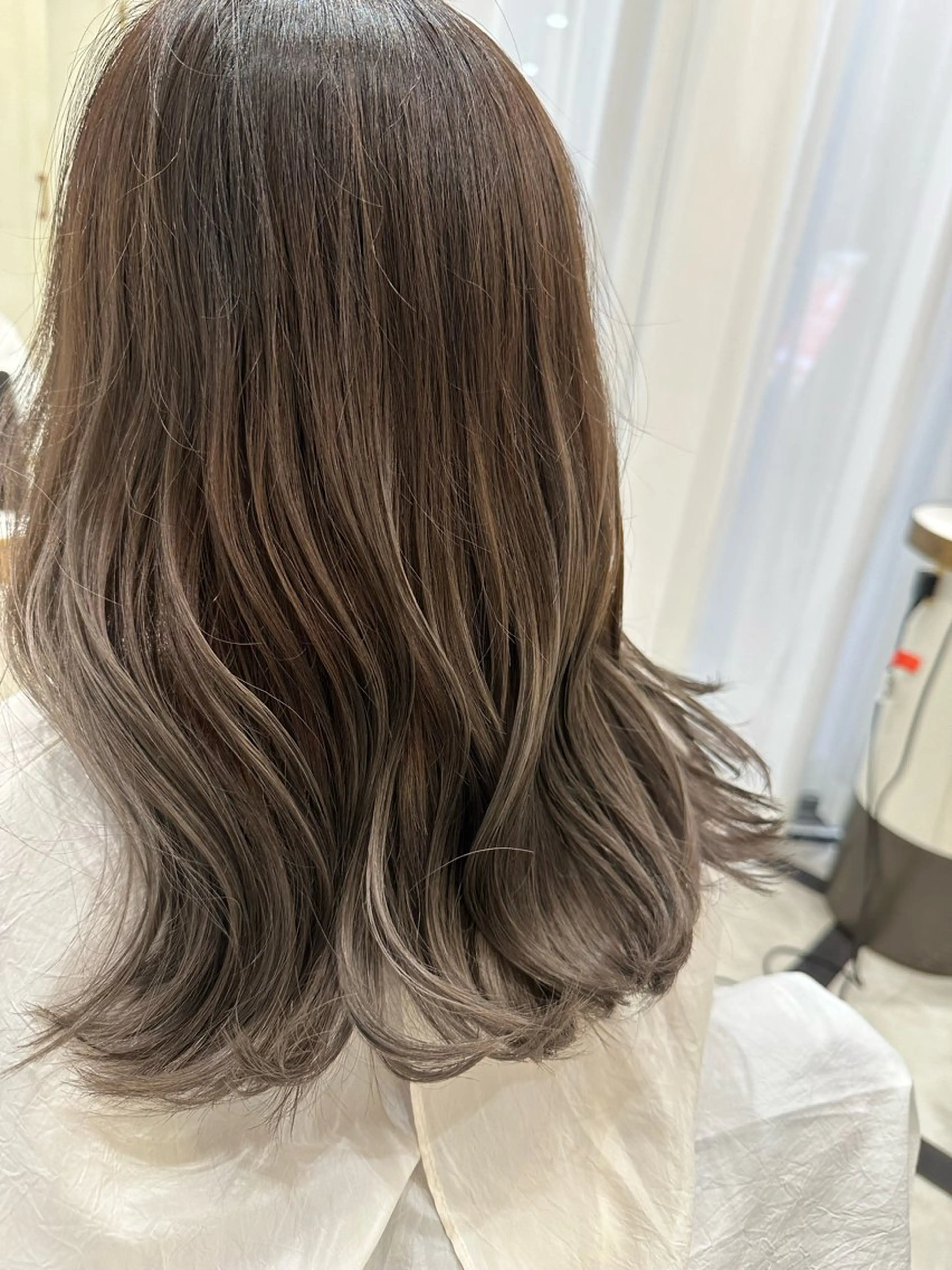セミロング カラー グラデーションカラー グレージュ 田中 大心のヘアスタイル
