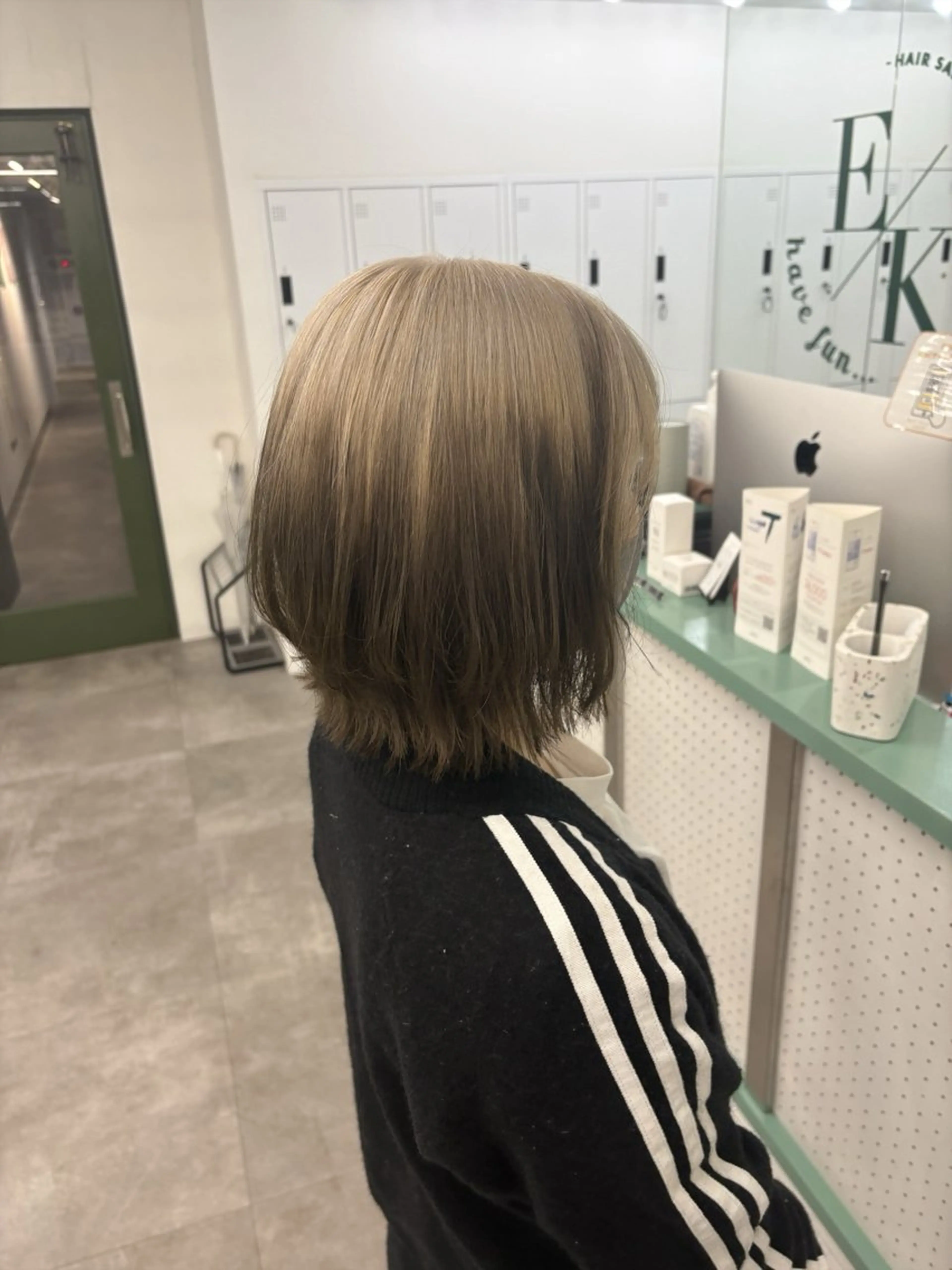 ミディアム カット ヘアカラー 綾乃／デザインカラー ／ハイトーン／ボブのヘアスタイル