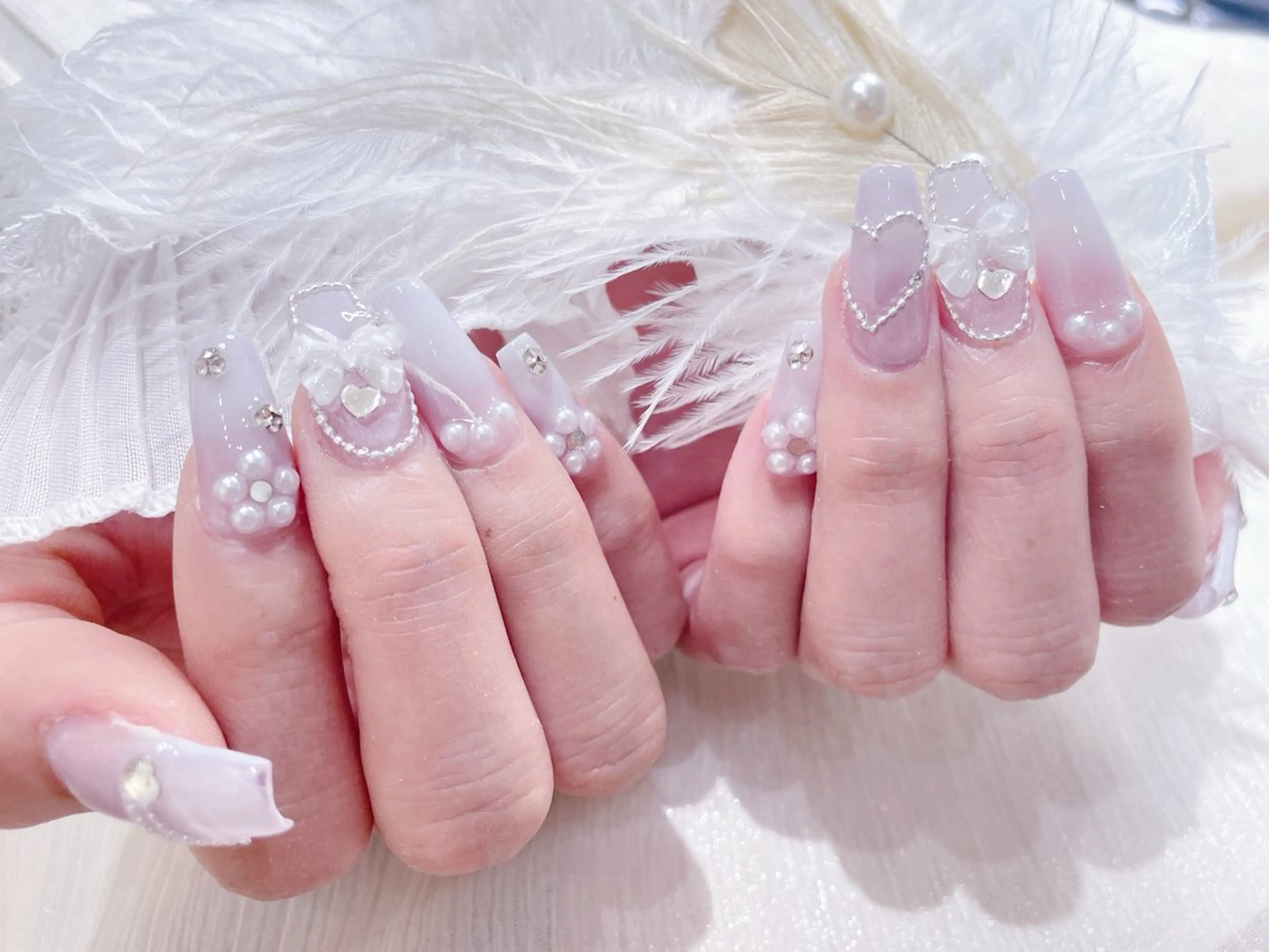 ネイル チークネイル 長さ出し フラワーネイル フレンチネイル ガーリー sun nail池袋 モデル募集のネイルデザイン