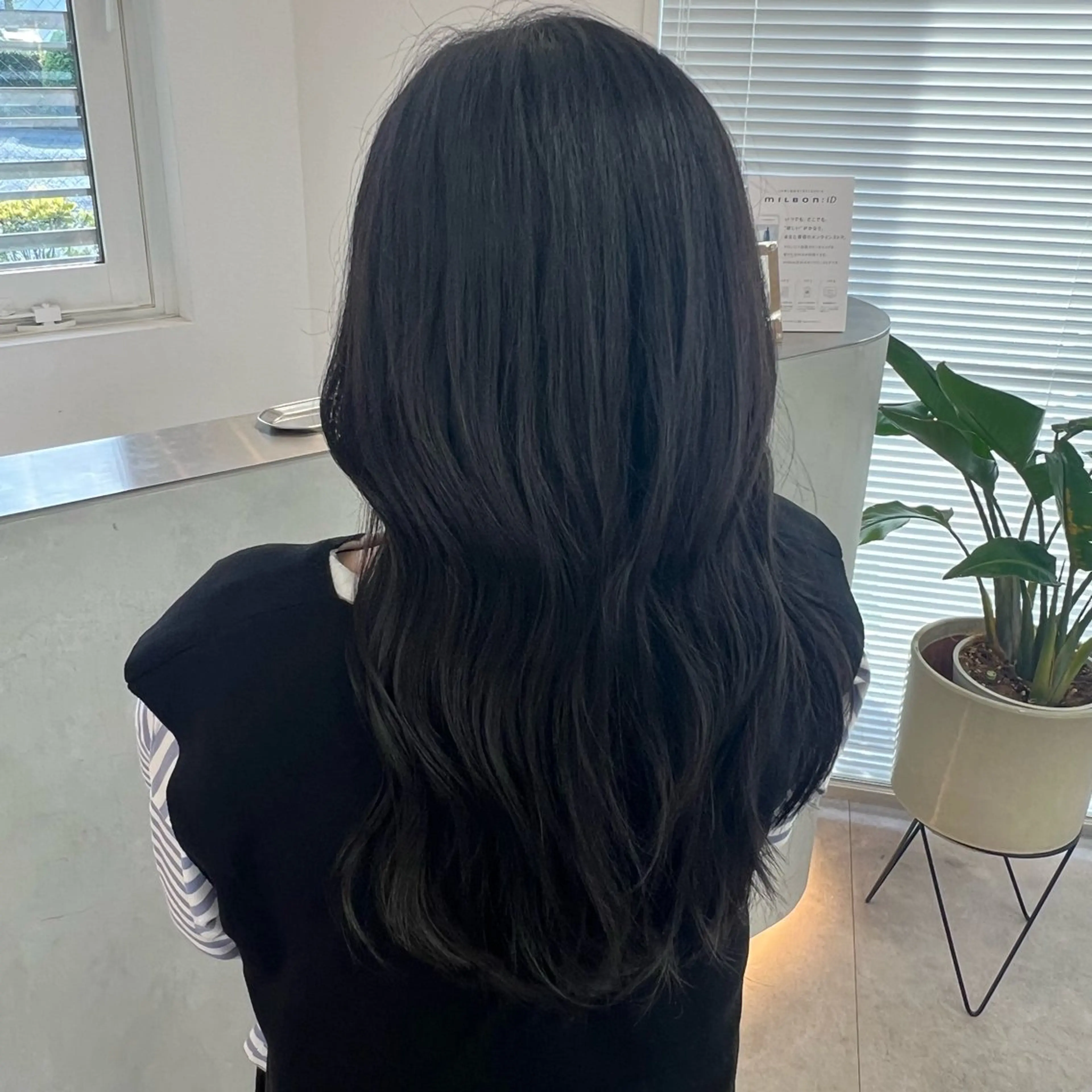 ロング カラー 小森聖奈 韓国風レイヤーカットのヘアスタイル