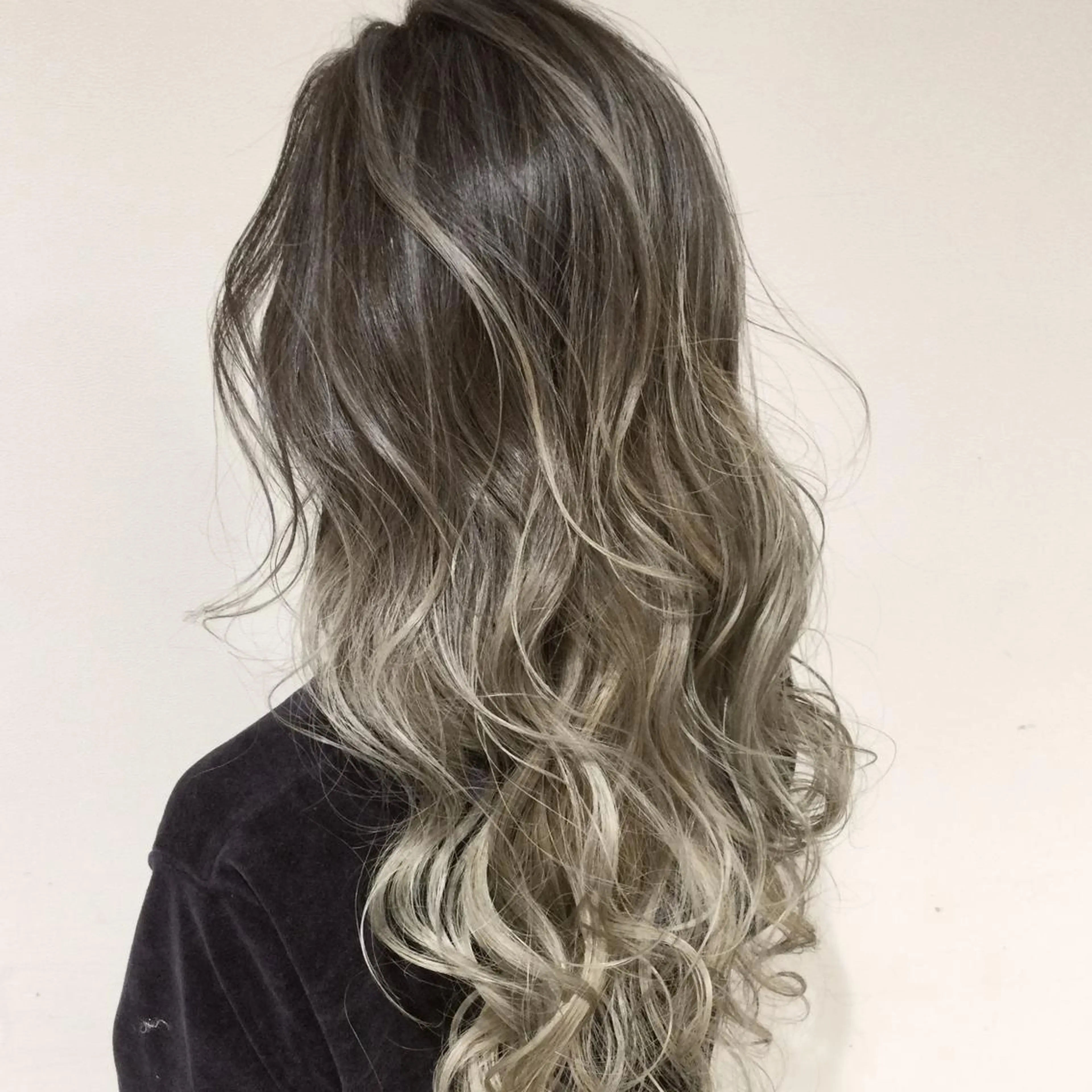 ミディアム カラー アッシュ アッシュグレー アッシュグレージュ バレイヤージュ ミストバング AMI Hair  supply所属・髪質改善カラー 韓国風レイヤーのヘアスタイル