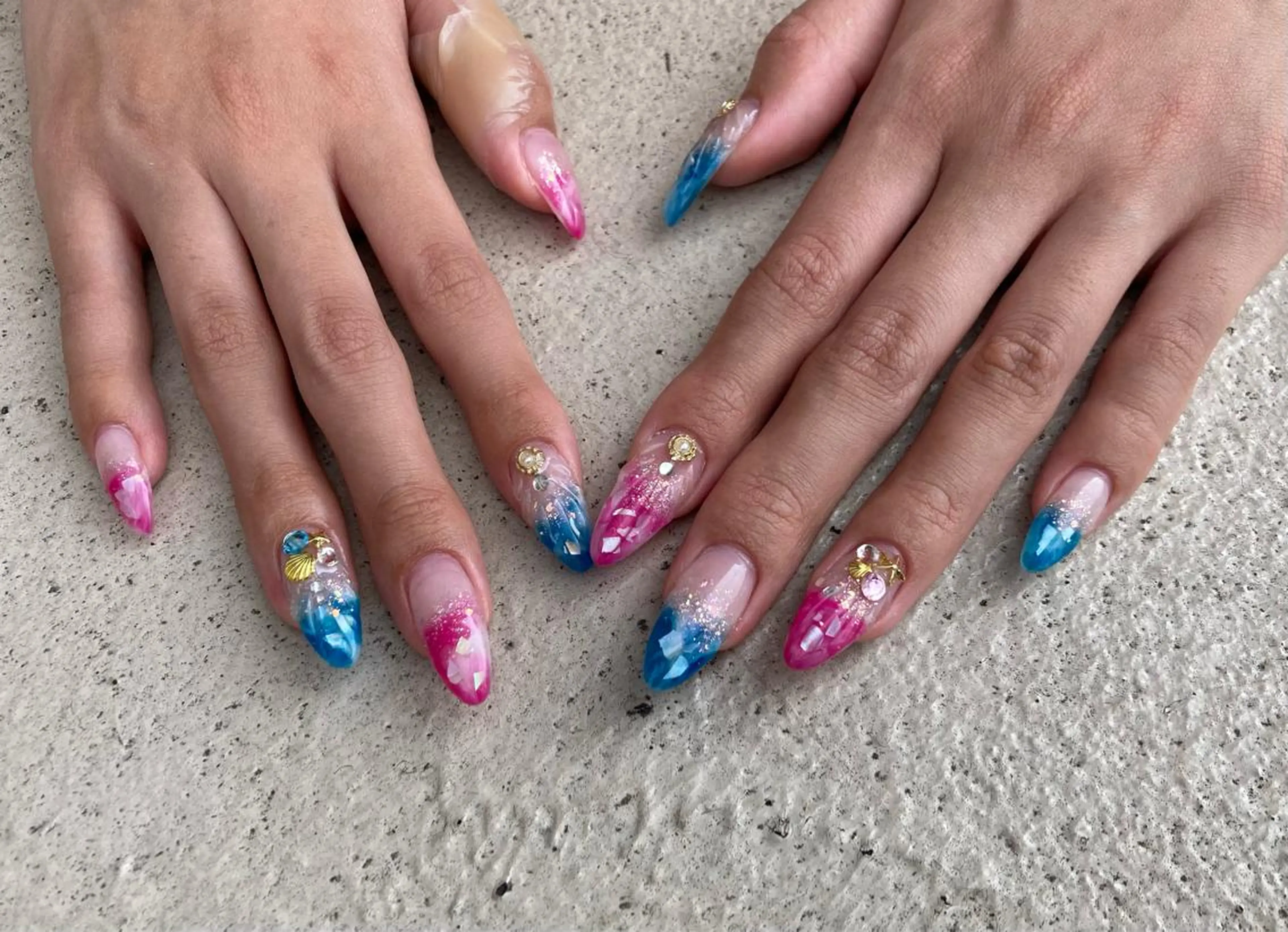 セミロング ネイル ハンドネイル フットネイル ✴︎ Delightのネイルデザイン