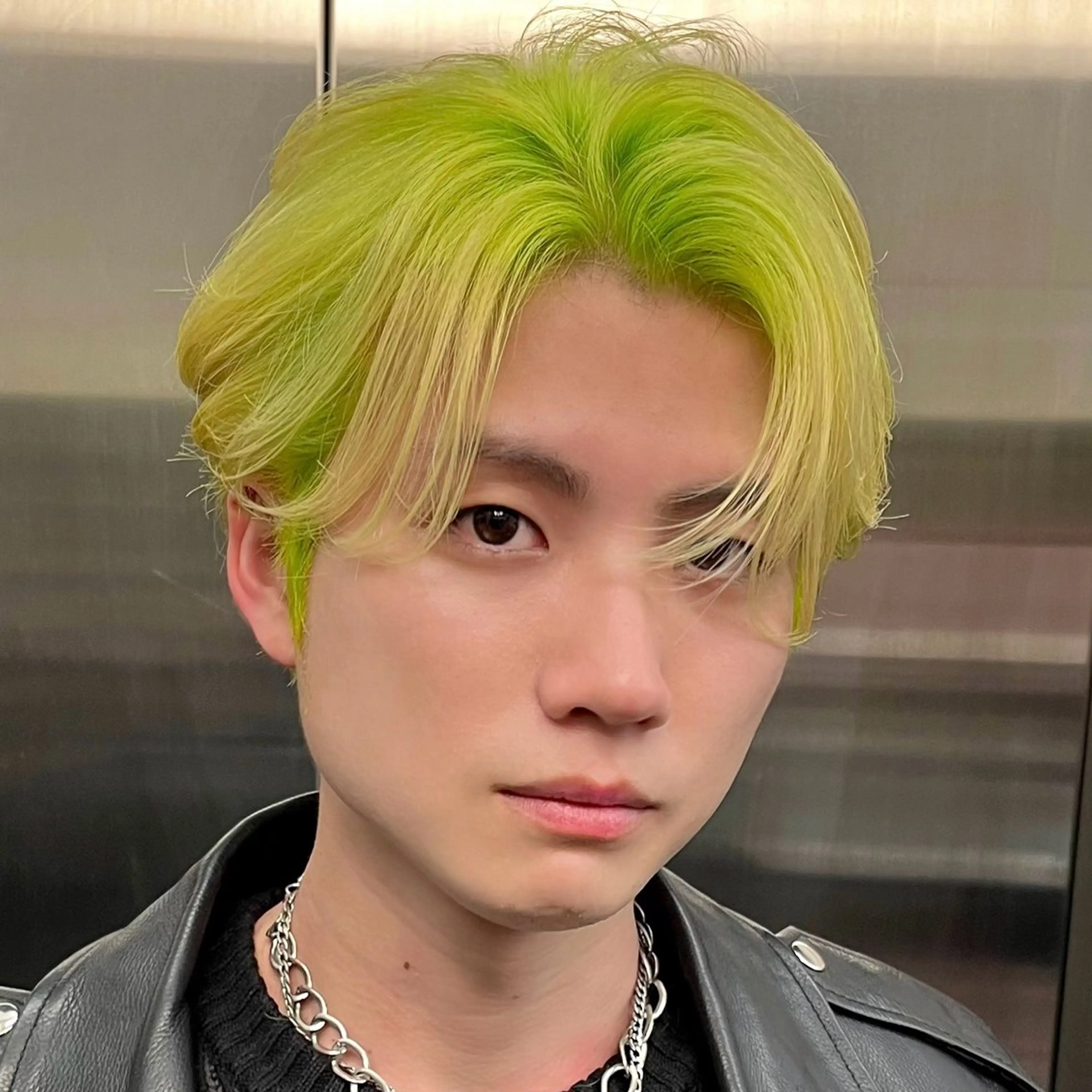 カラー カット ヘアカラー トリートメント ウルフとデザイン カラーの神のヘアスタイル