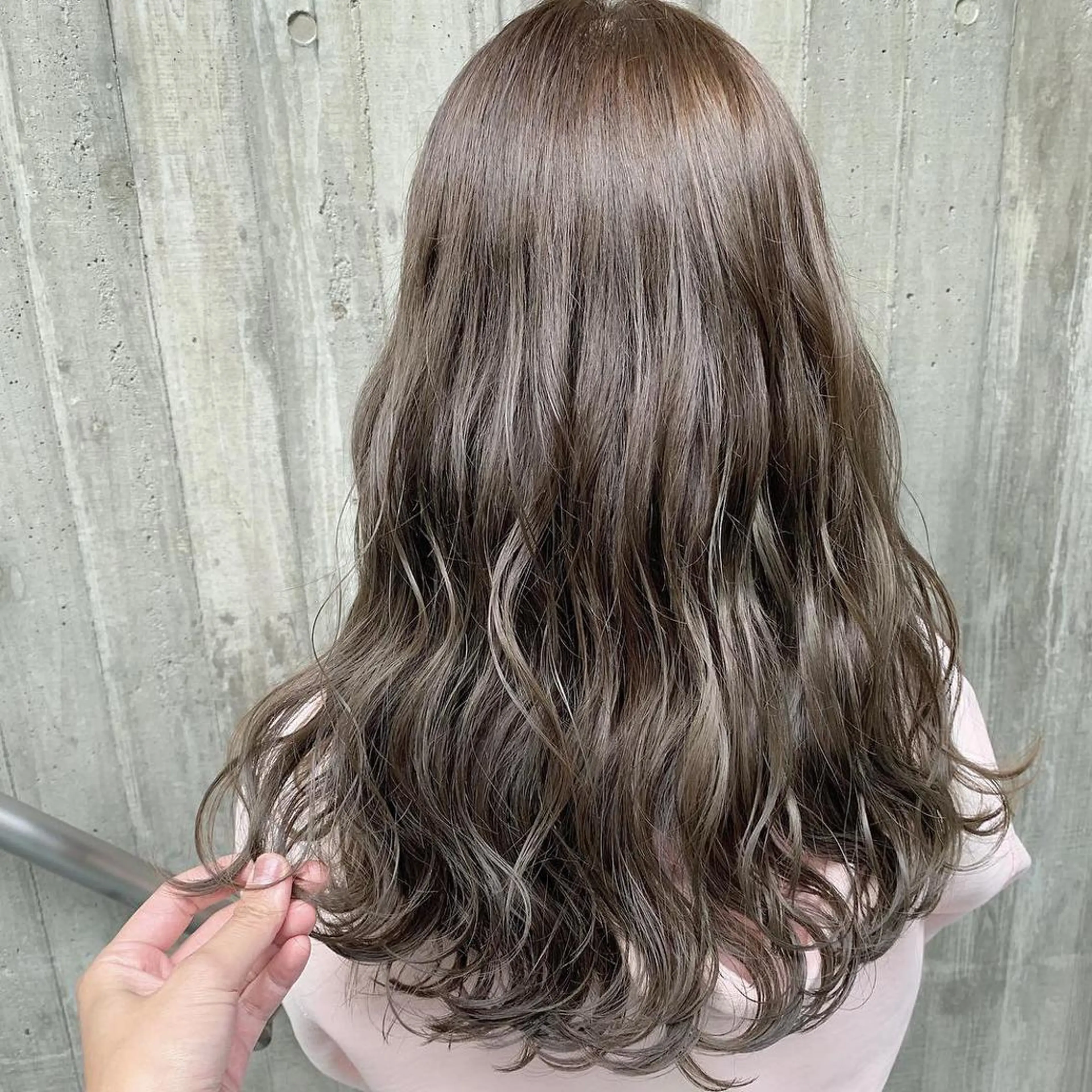 セミロング 外国人風カラー ハイライト 髪質改善 韓国風ヘア レイヤーカット ハリウッドブロウ LAID BACKの眉毛・アイブロウイメージ