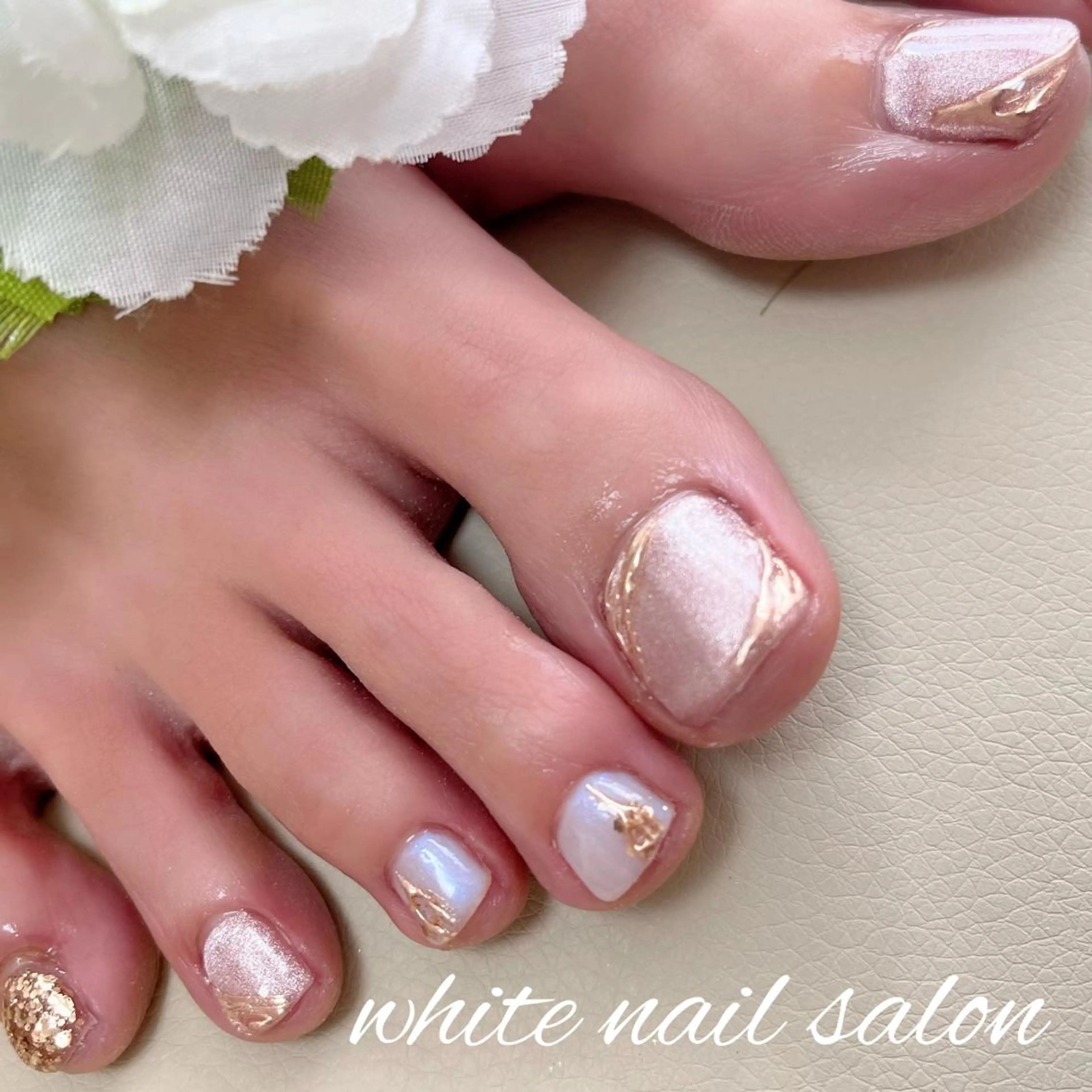 ネイル フットネイル ジェルネイル ハードジェル ラメ(グリッター) 持ち込み フットネイル white nail salonのネイルデザイン