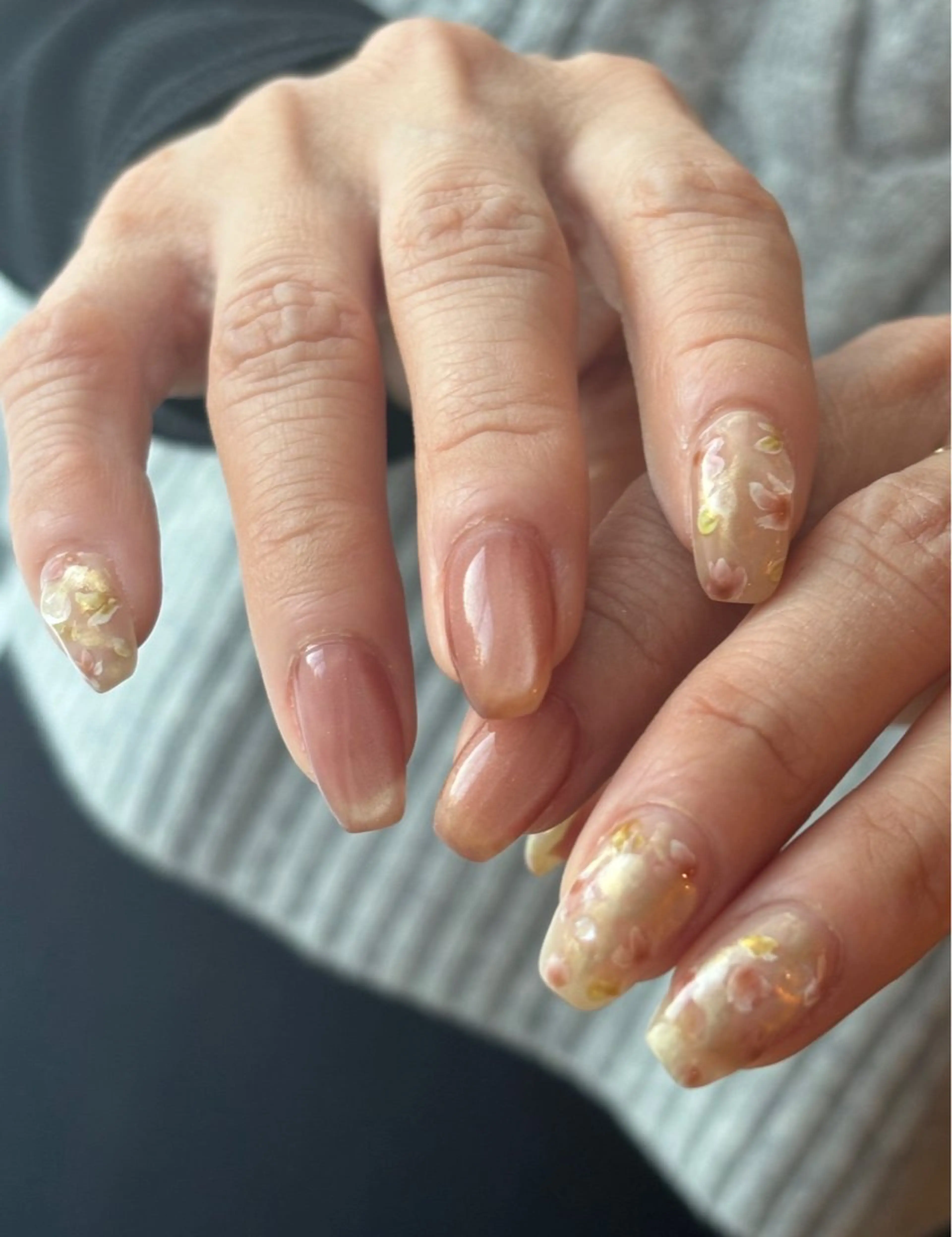 ネイル オーロラネイル ゴールド ニュアンスネイル ハンドネイル Elio所属・Elio 国泰寺のネイルデザイン