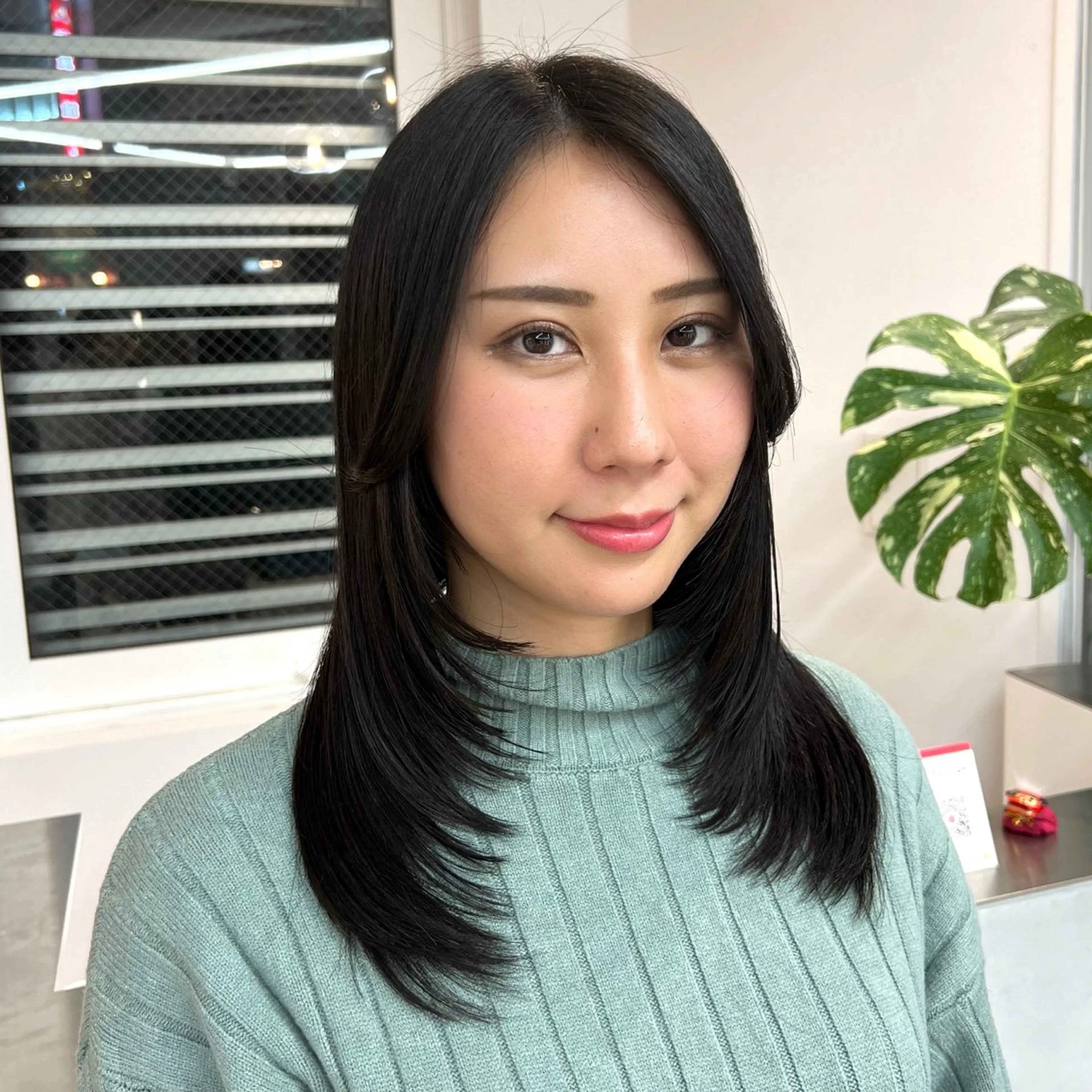 ロング カラー 小森聖奈 韓国風レイヤーカットのヘアスタイル