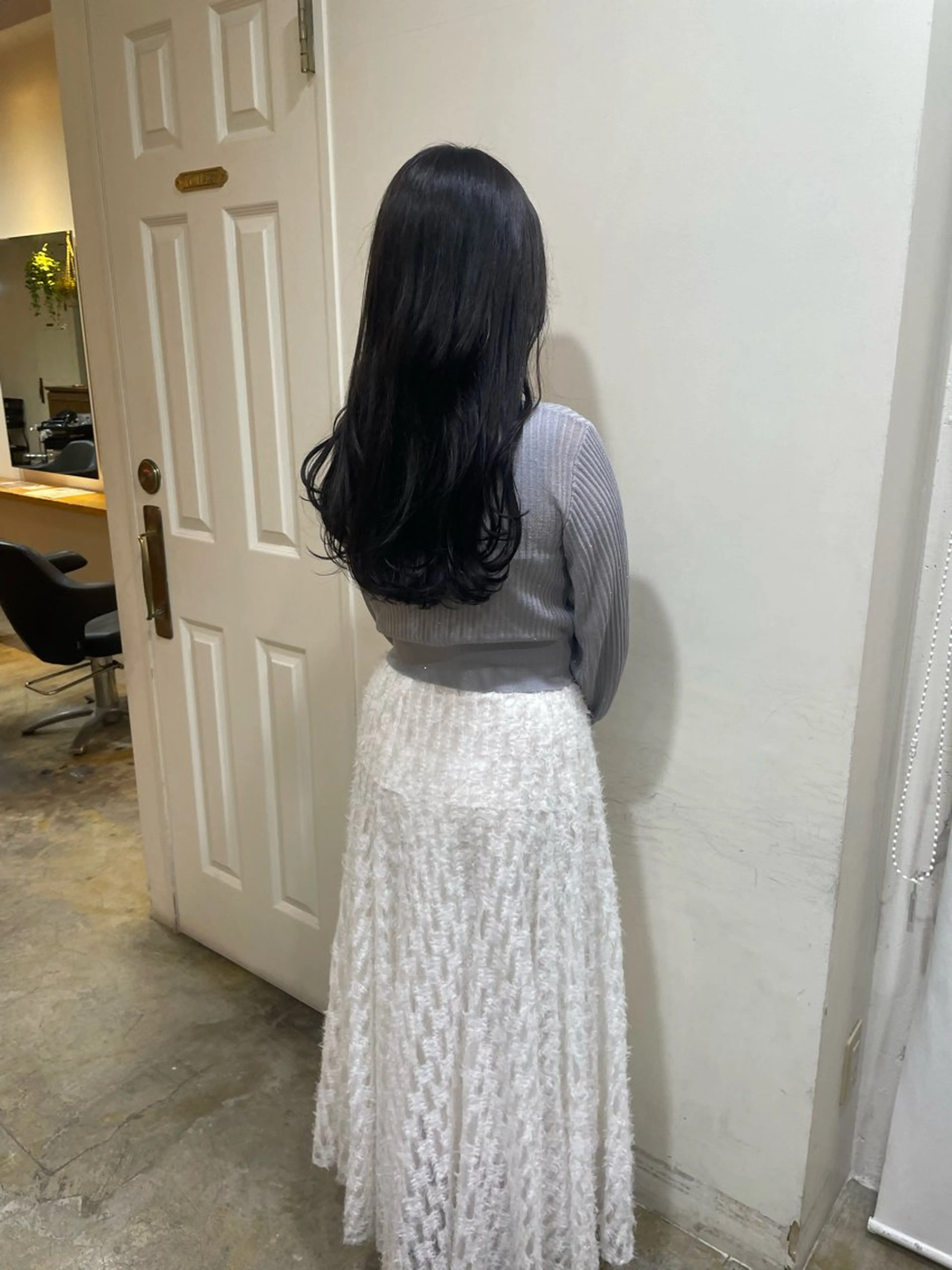 ロング カラー ダークグレー MIOベージュカラー 柔らかいカラーのヘアスタイル