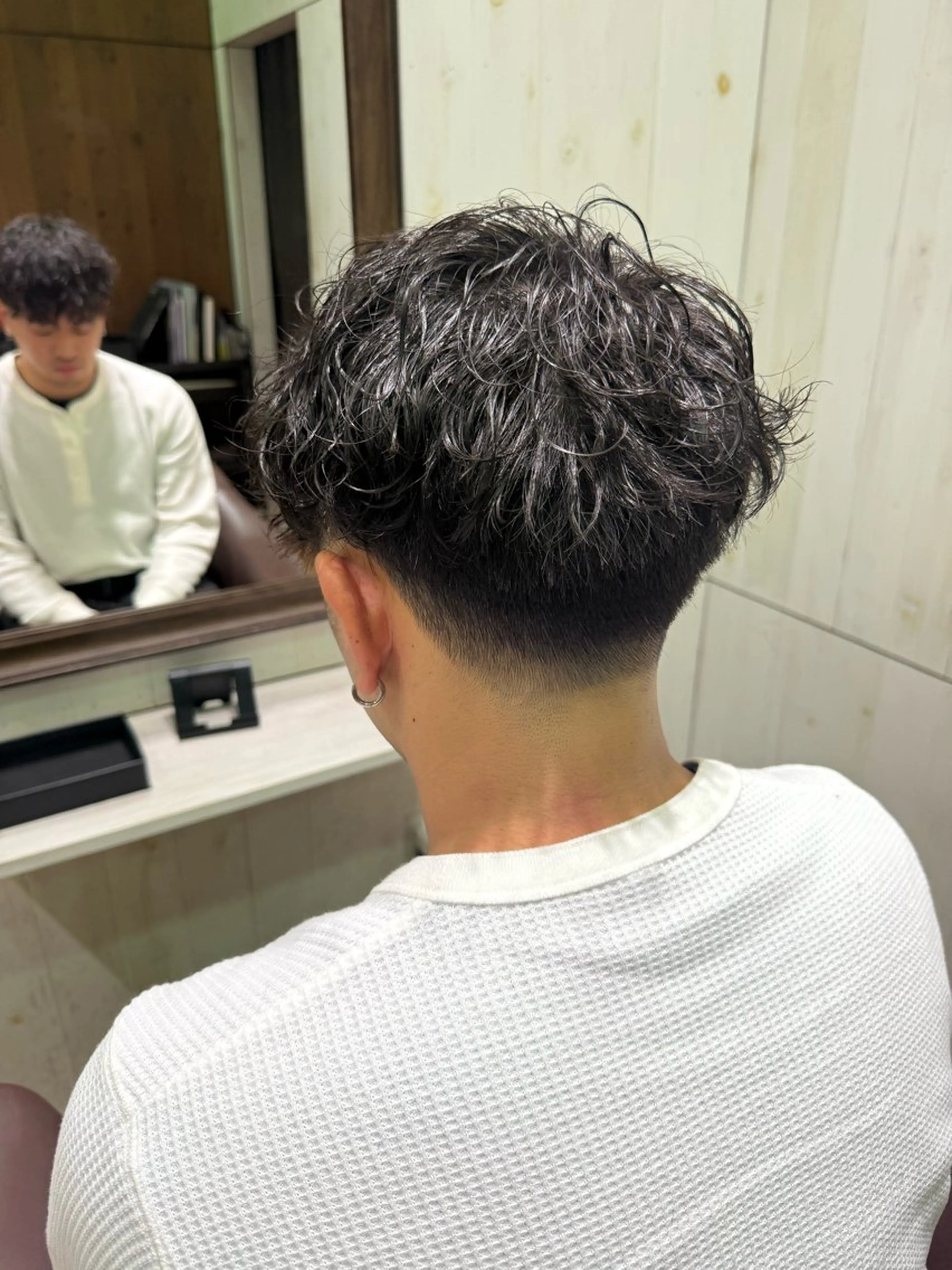 ショート パーマ メンズ フェードカット 刈り上げ 溝口 槙里也のヘアスタイル