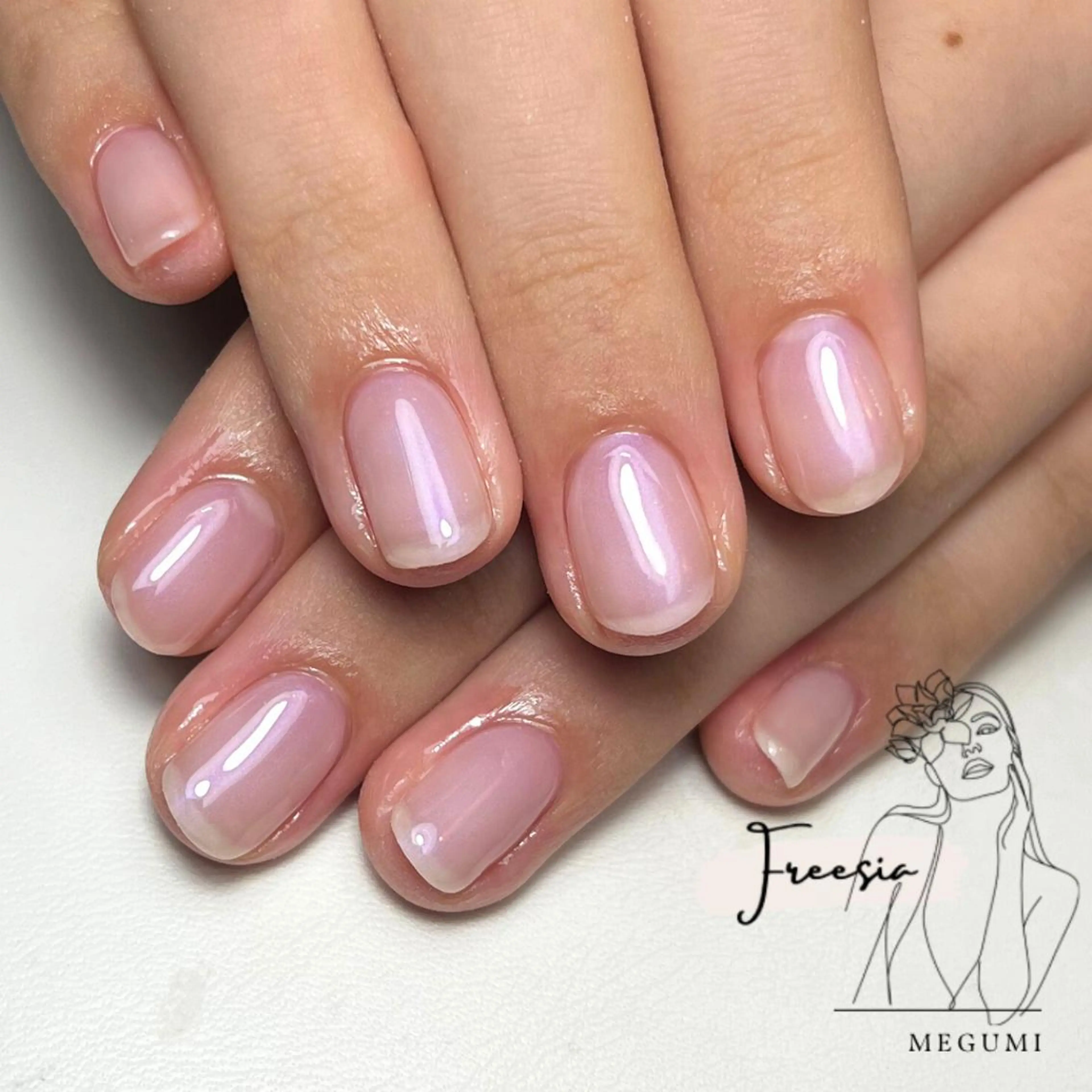 ネイル オーロラネイル オフィスネイル シンプルネイル ハンドネイル 当日予約も歓迎⭕️ Megumiのネイルデザイン
