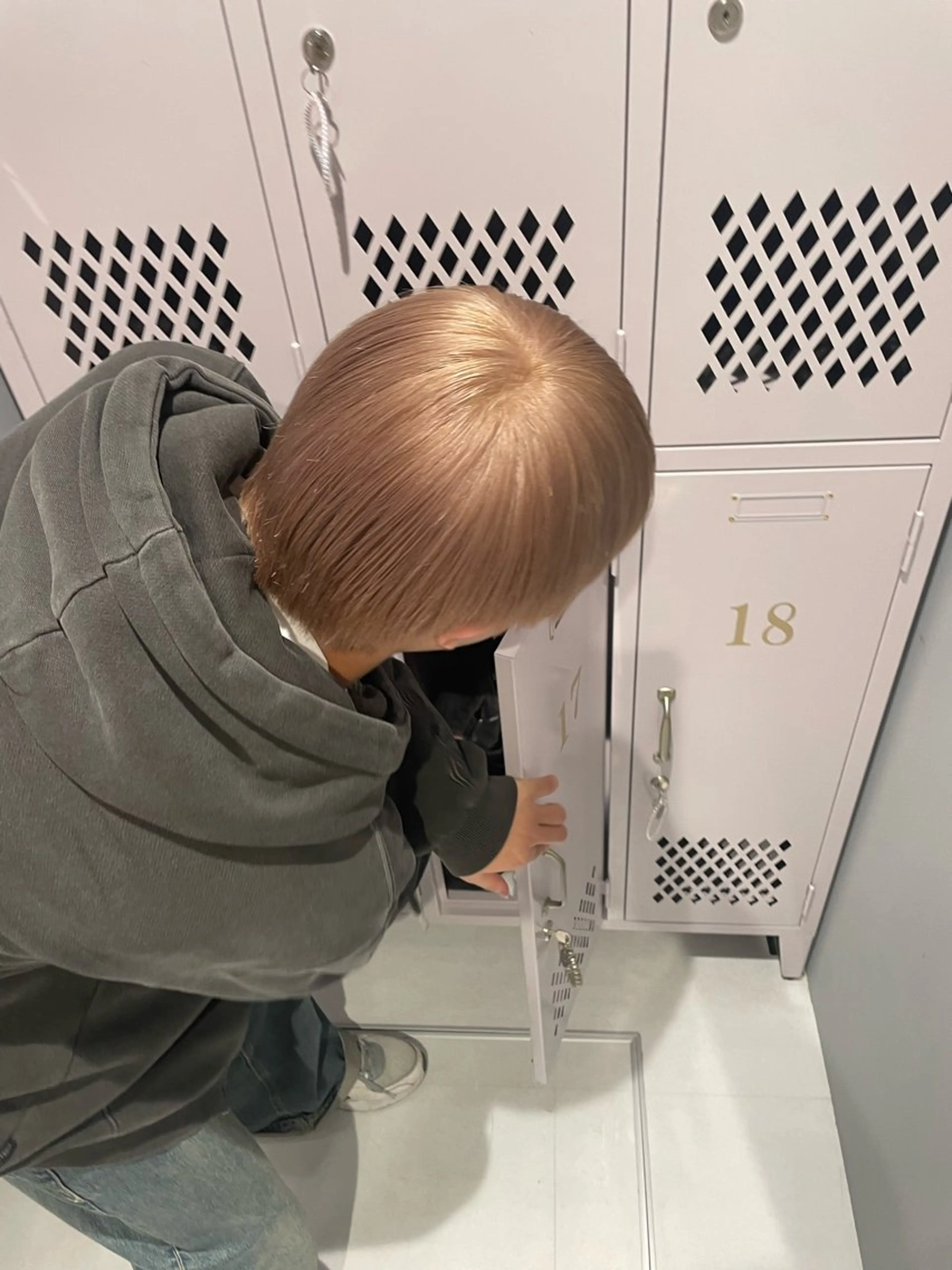 ショート カラー メンズ メンズブリーチ ベージュカラー ブリーチ ミルクティーベージュ 菜々🫧新宿 透明感ケアブリーチのヘアスタイル