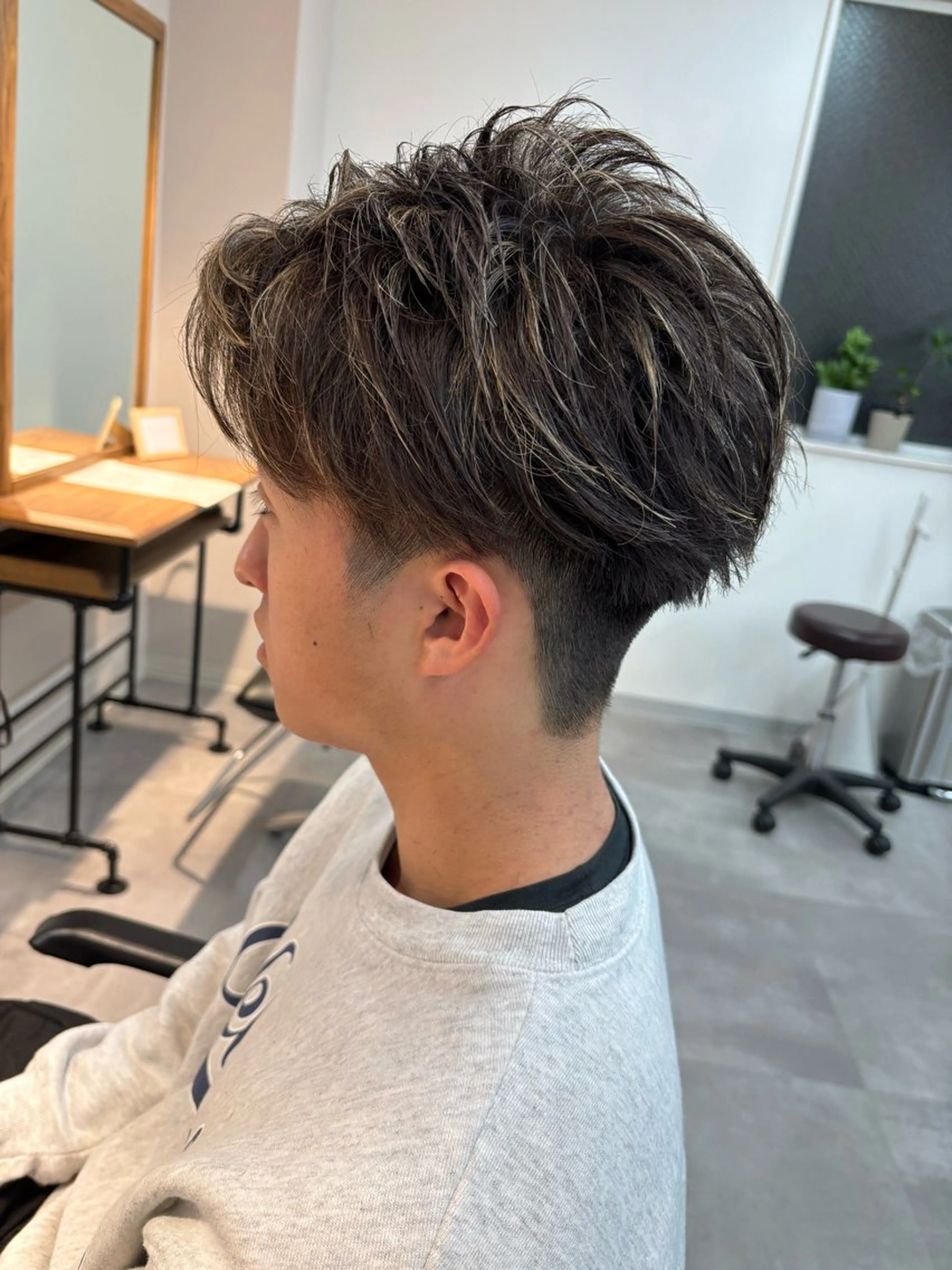 カラー メンズ メンズハイライト メンズメッシュ メンズショート ハイライトカラー メッシュ カット ヘアカラー フェザーパーマ/短髪 /メンズカット/保立のヘアスタイル
