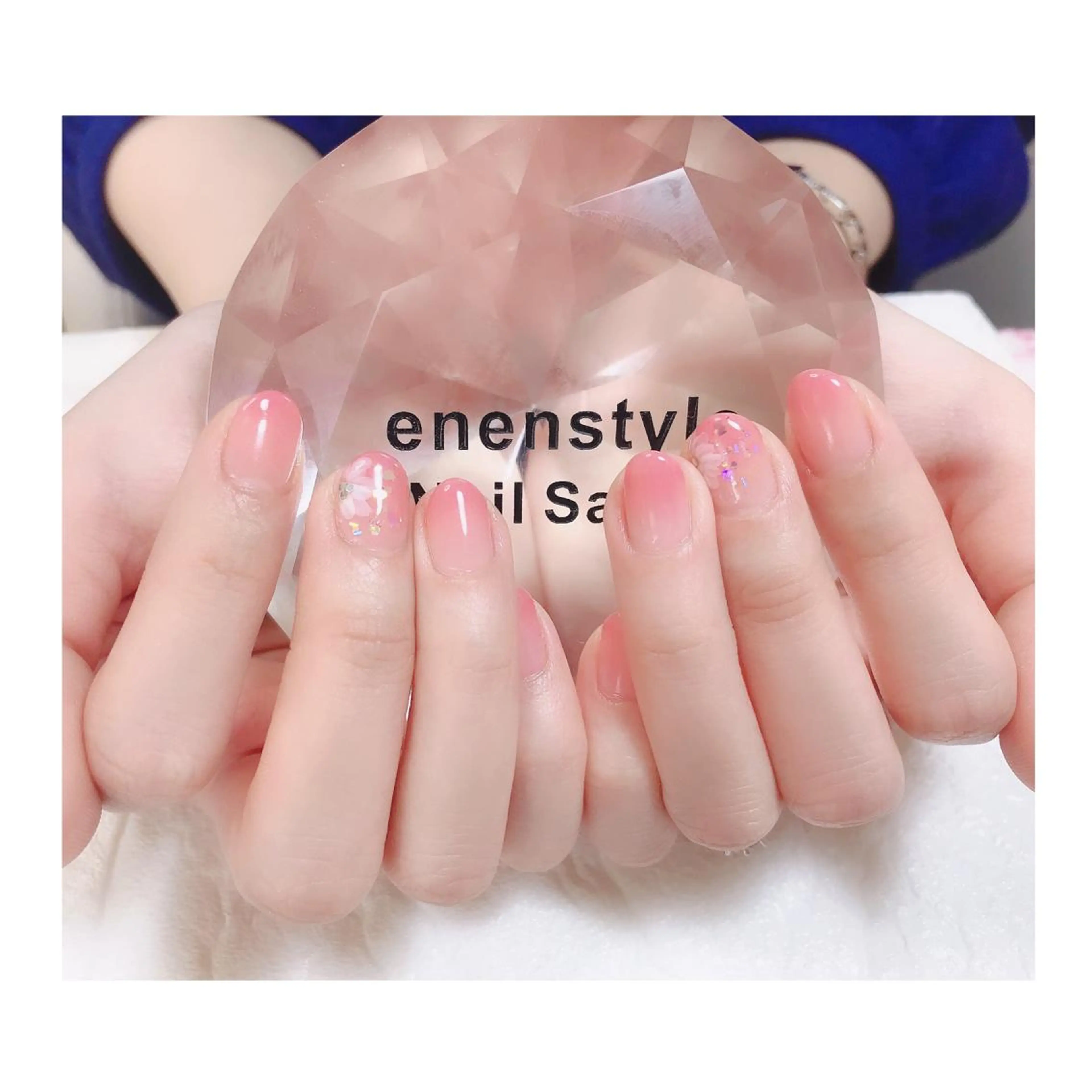 ショート ネイル フラワーネイル ジェルネイル グラデーション ニュアンスネイル オフィスネイル ハンドネイル 👑enen style👑のネイルデザイン