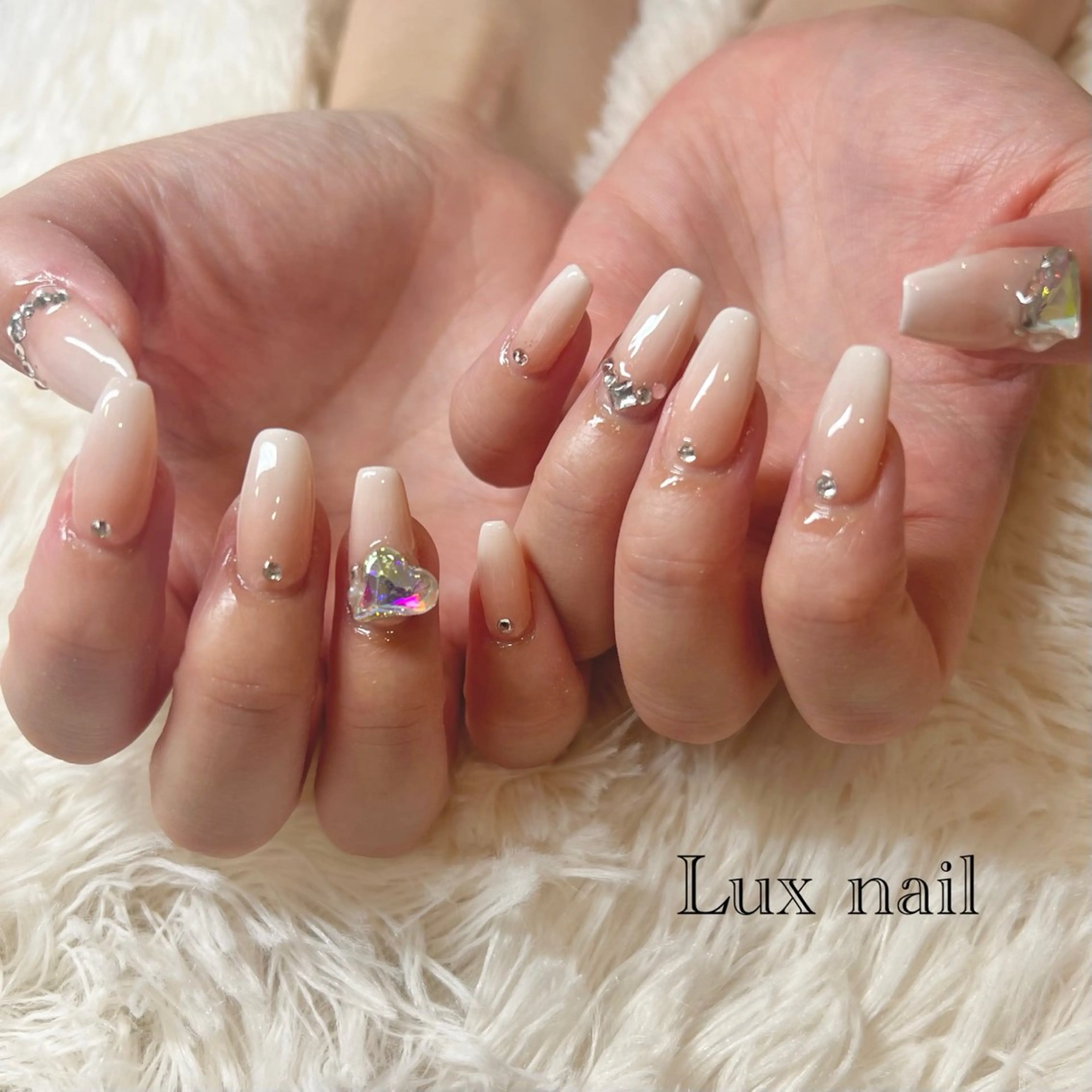 ネイル ジェルネイル ストーンネイル ハンドネイル 辰己 未来のネイルデザイン