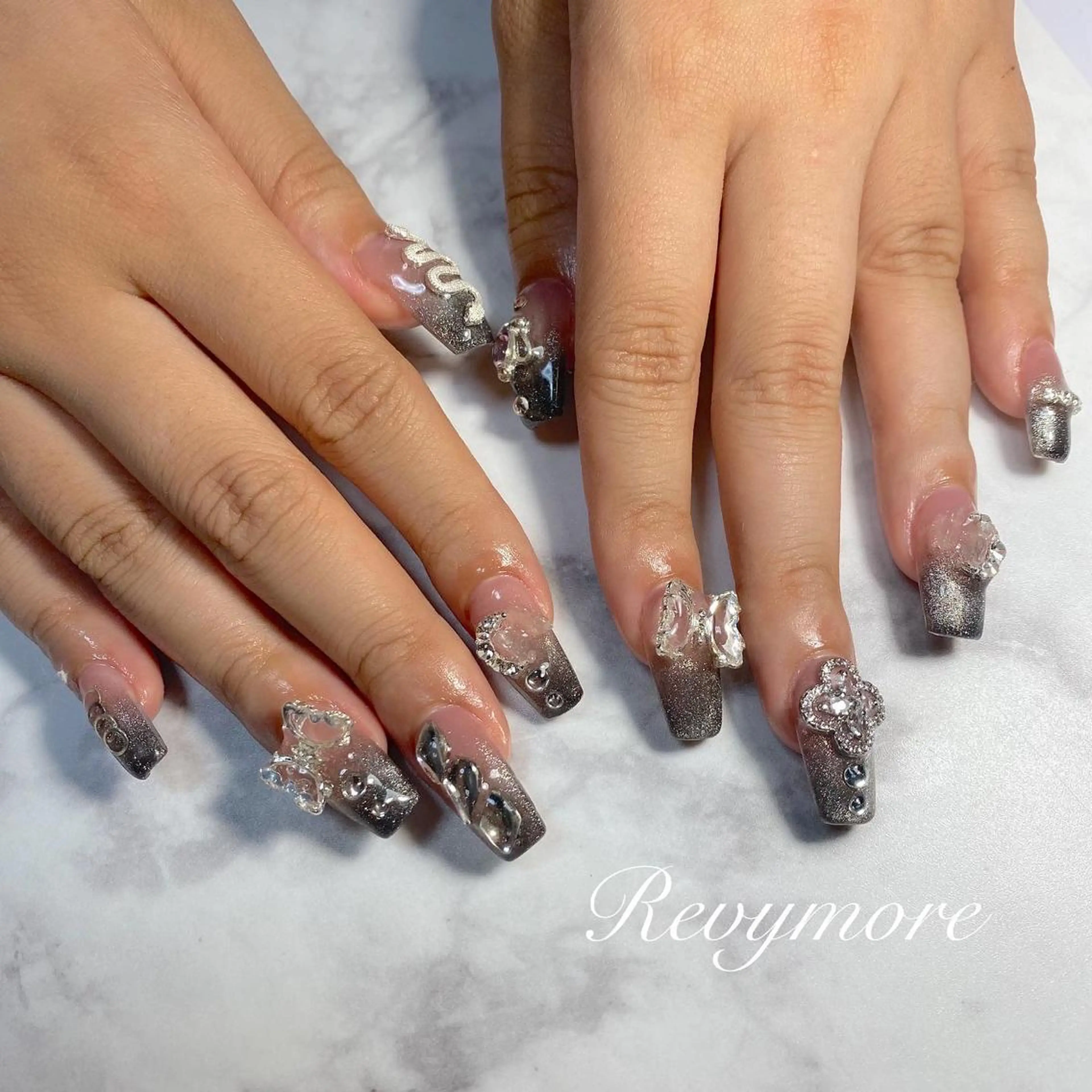 ミディアム ネイル 韓国風ヘア クリアネイル ジェルネイル グラデーション キラキラネイル nail salon Revymore所属・nail salon Revymoreのネイルデザイン